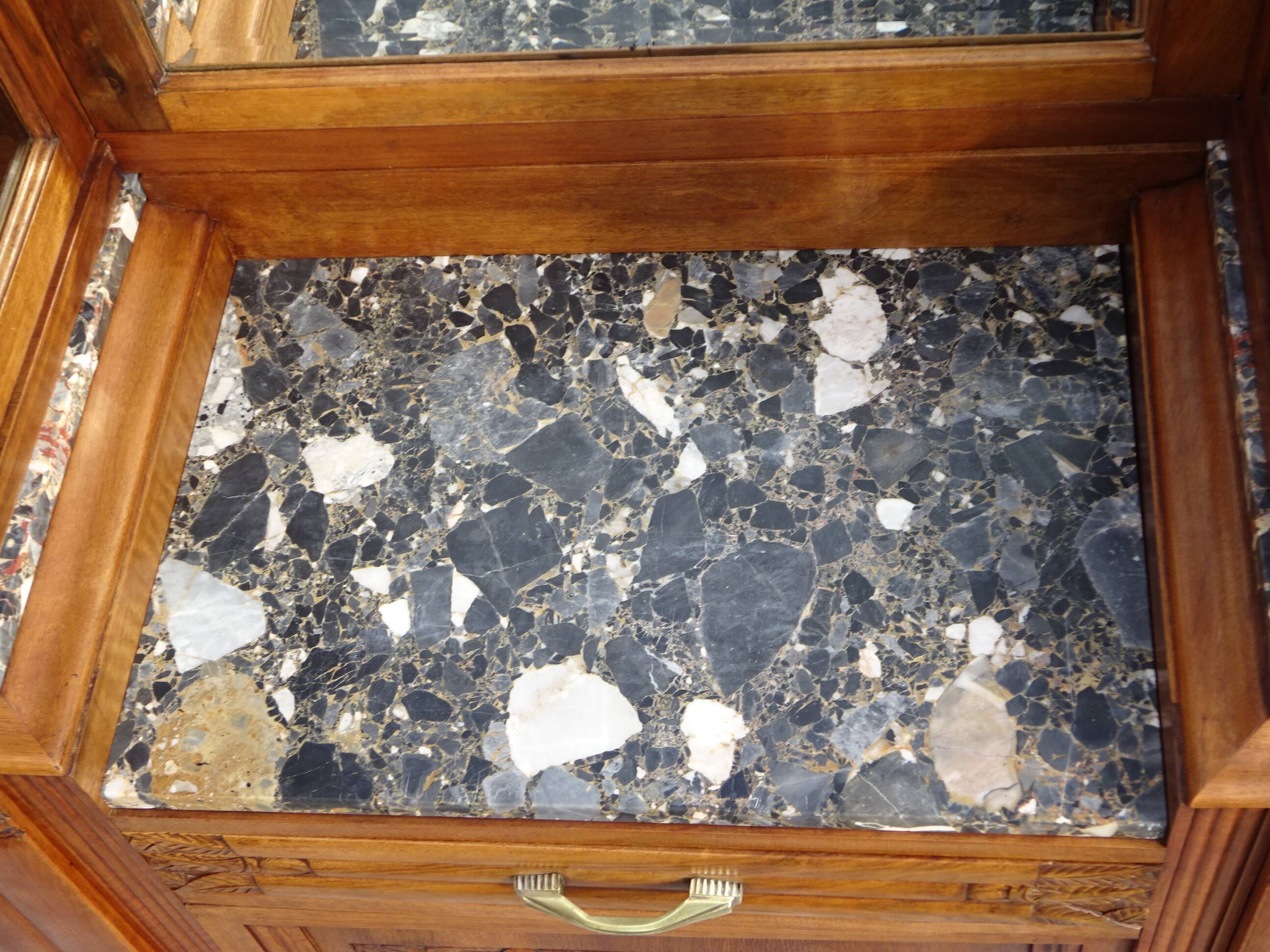 Buffet Art Déco en noyer avec marbres et guérites