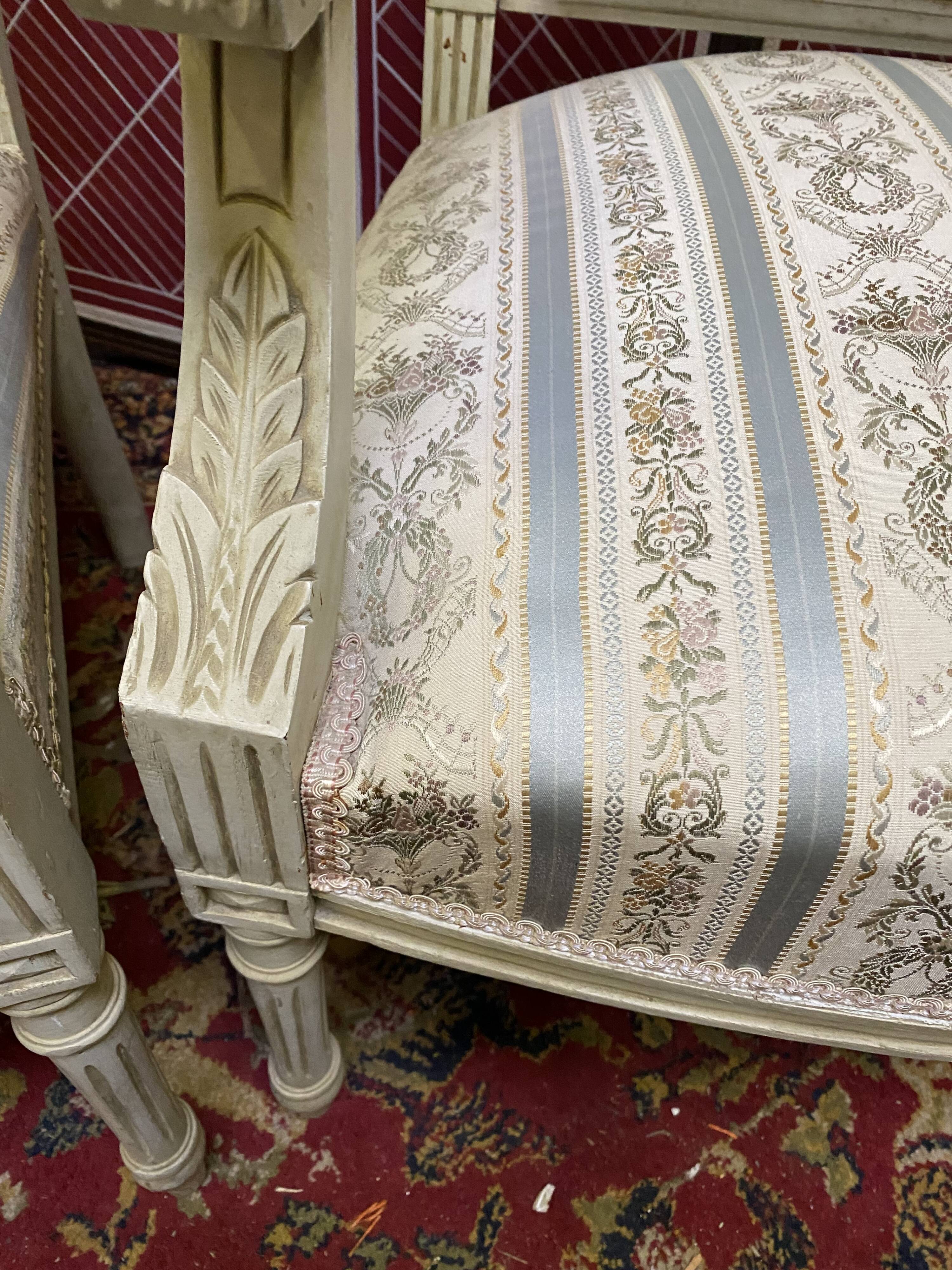 Paire de fauteuils style Louis XVl sculptés avec tissus et soieries d’origine