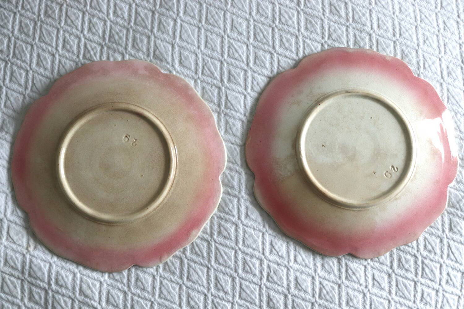 Pair of slipware plates – Art Nouveau floral decoration