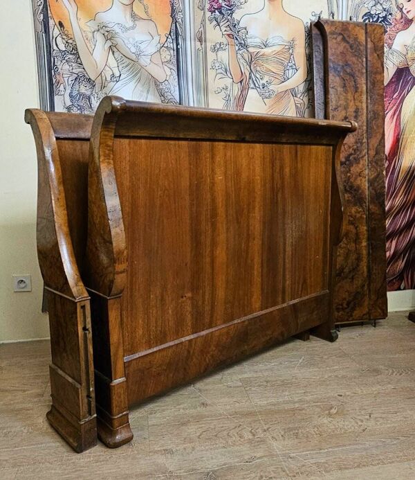 Lit bateau en ronce de noyer – Époque Charles X / Restauration / Louis Phil