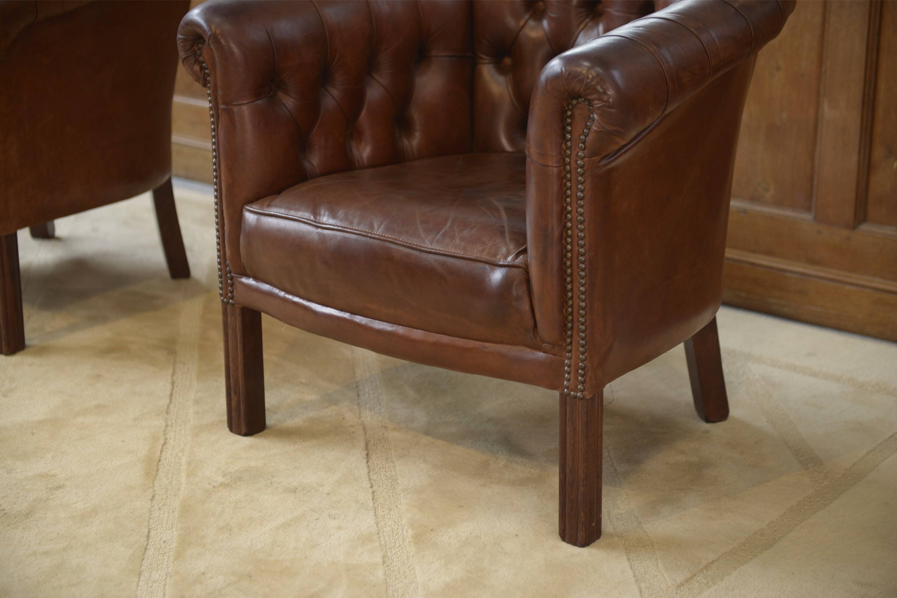 Paire de fauteuils Club capitonnés en cuir