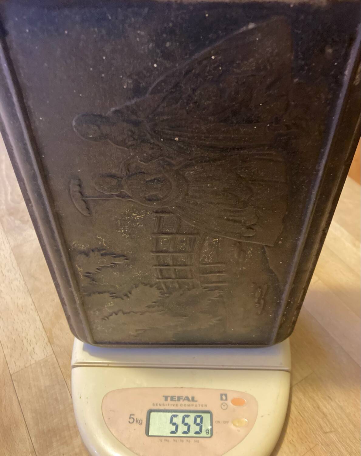 Cake tin from the early 20th century with embossed designs