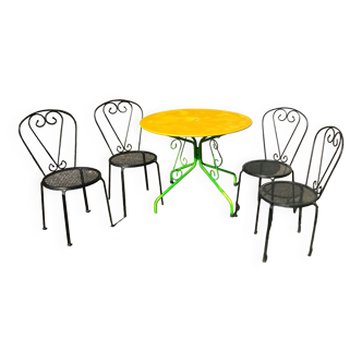 Round table in wrought iron. D: 95 cm; H: 75 cm and 4 heavy steel chairs