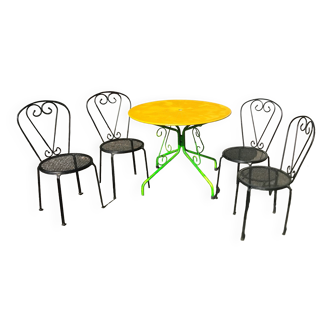 Table ronde en fer forgé. D : 95 cm ; H : 75 cm et 4 chaises en acier lourd