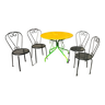 Table ronde en fer forgé. D : 95 cm ; H : 75 cm et 4 chaises en acier lourd