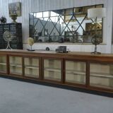 Grand comptoir/enfilade de métier avec portes coulissantes vitrées