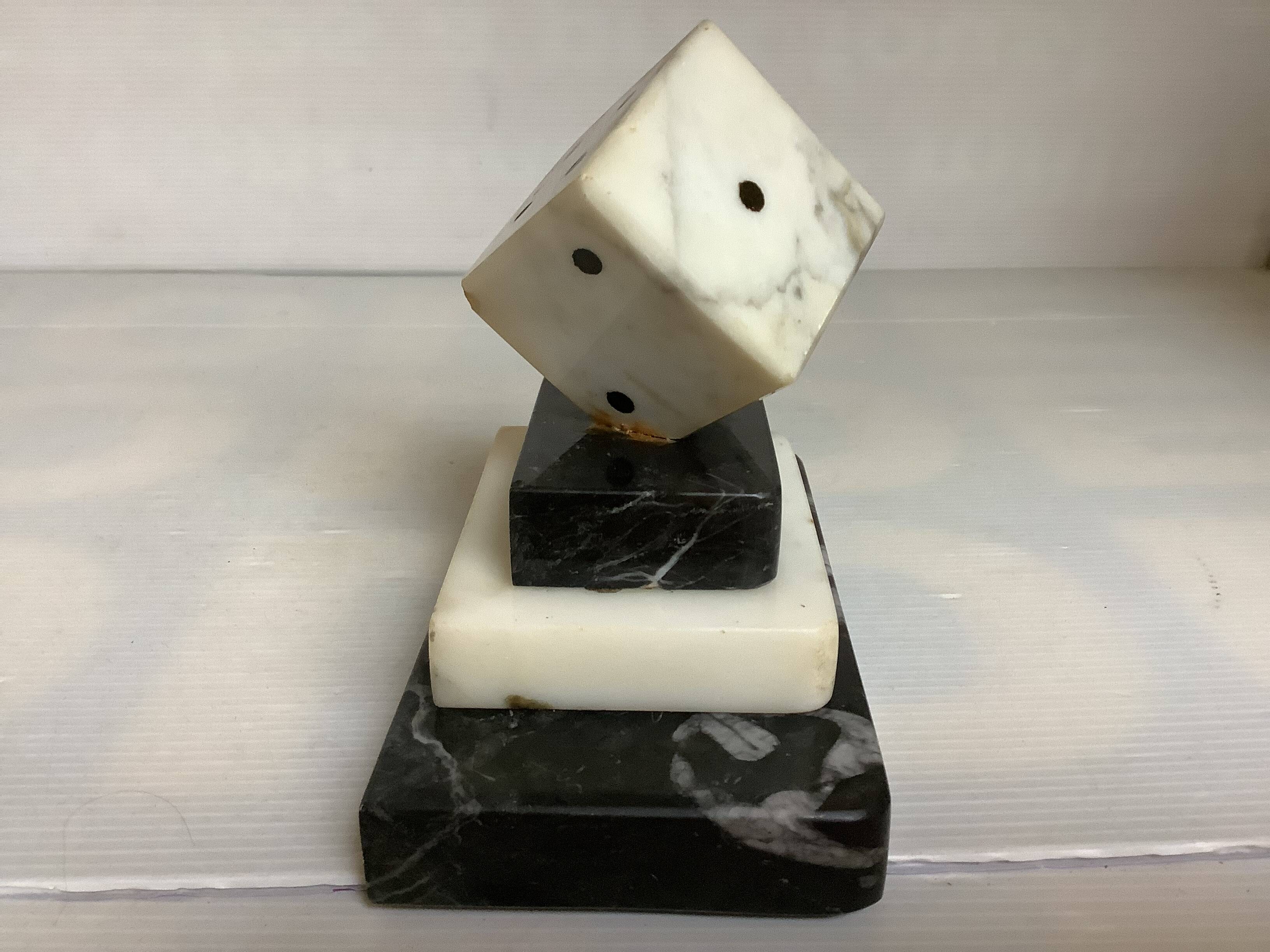 Un serre livre dés à jouer en marbre