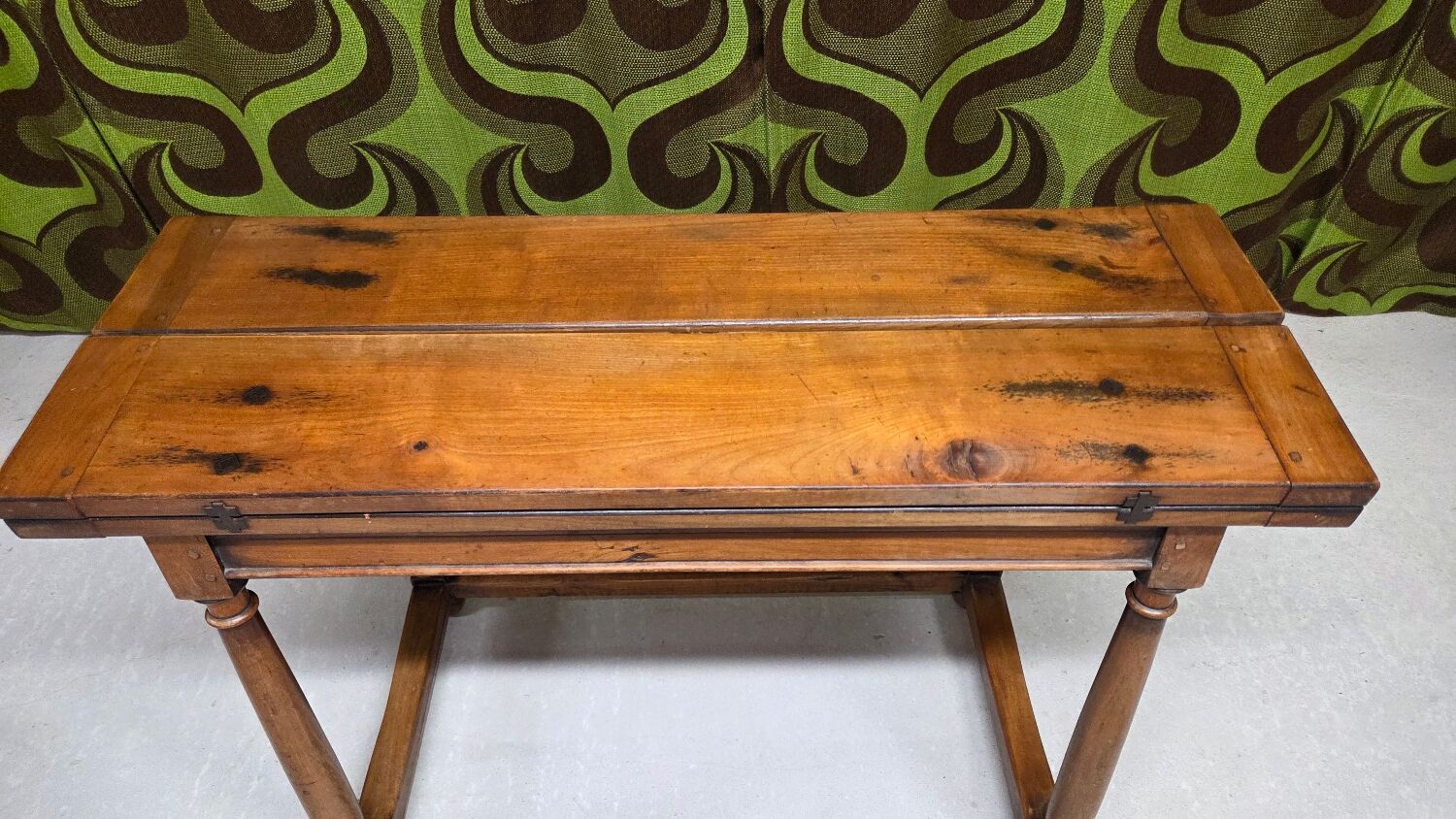 Console table in walnut, 20th century.