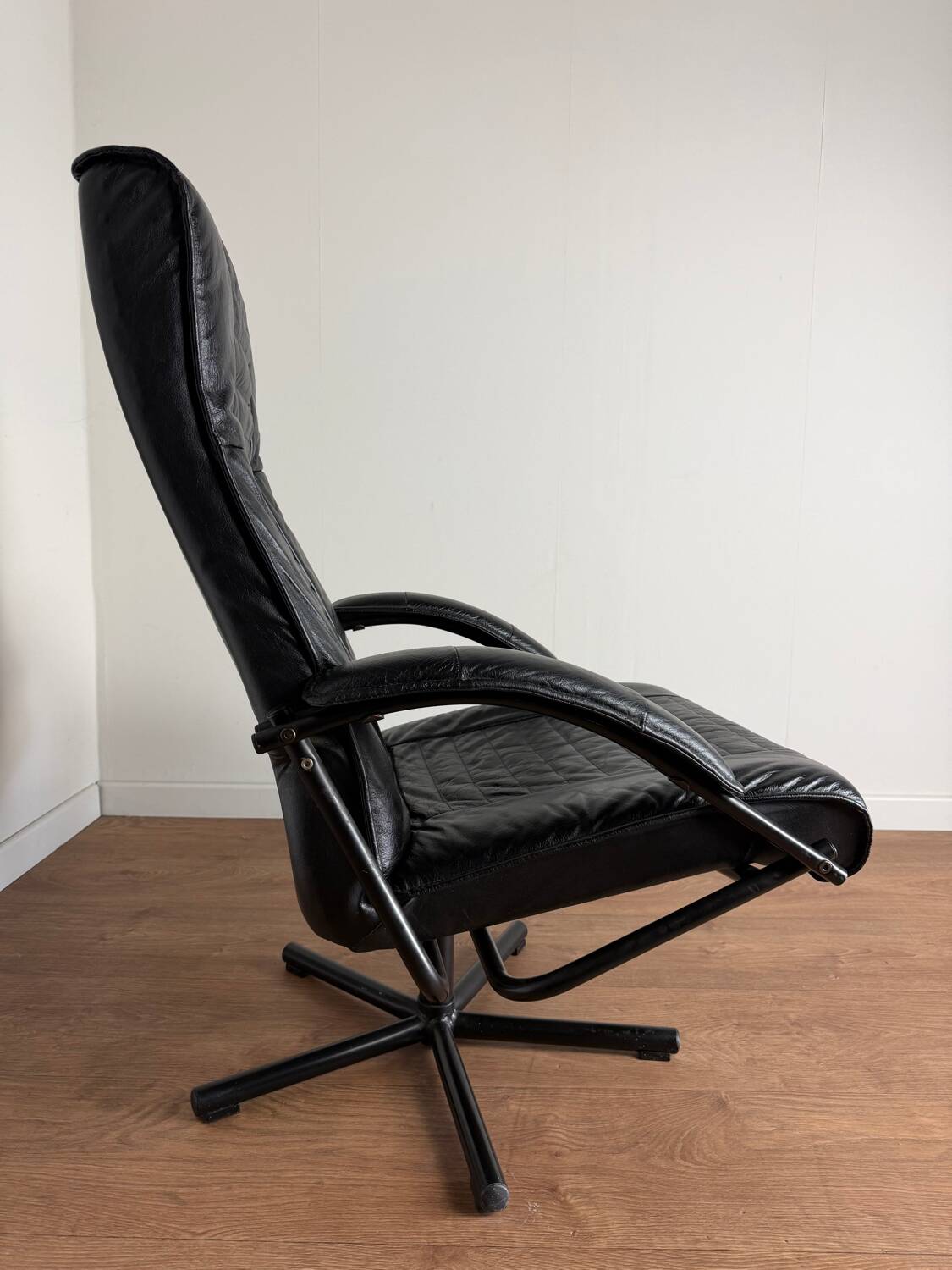 Danish swivel armchair in black leather – 1970s/80s - Skipper Furniture