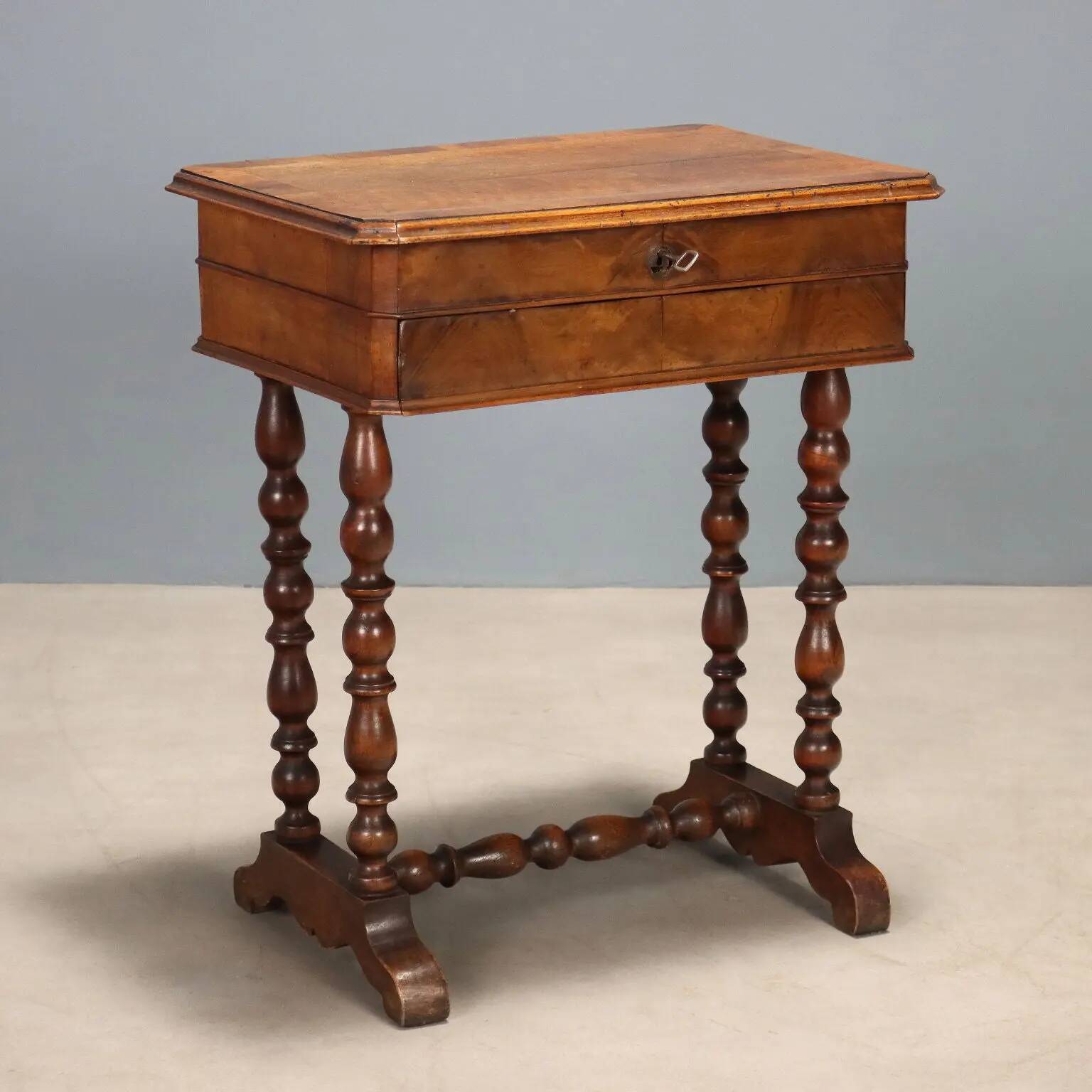 Antique sewing table in walnut and cherry wood, 19th century.