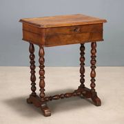 Antique sewing table in walnut and cherry wood, 19th century.