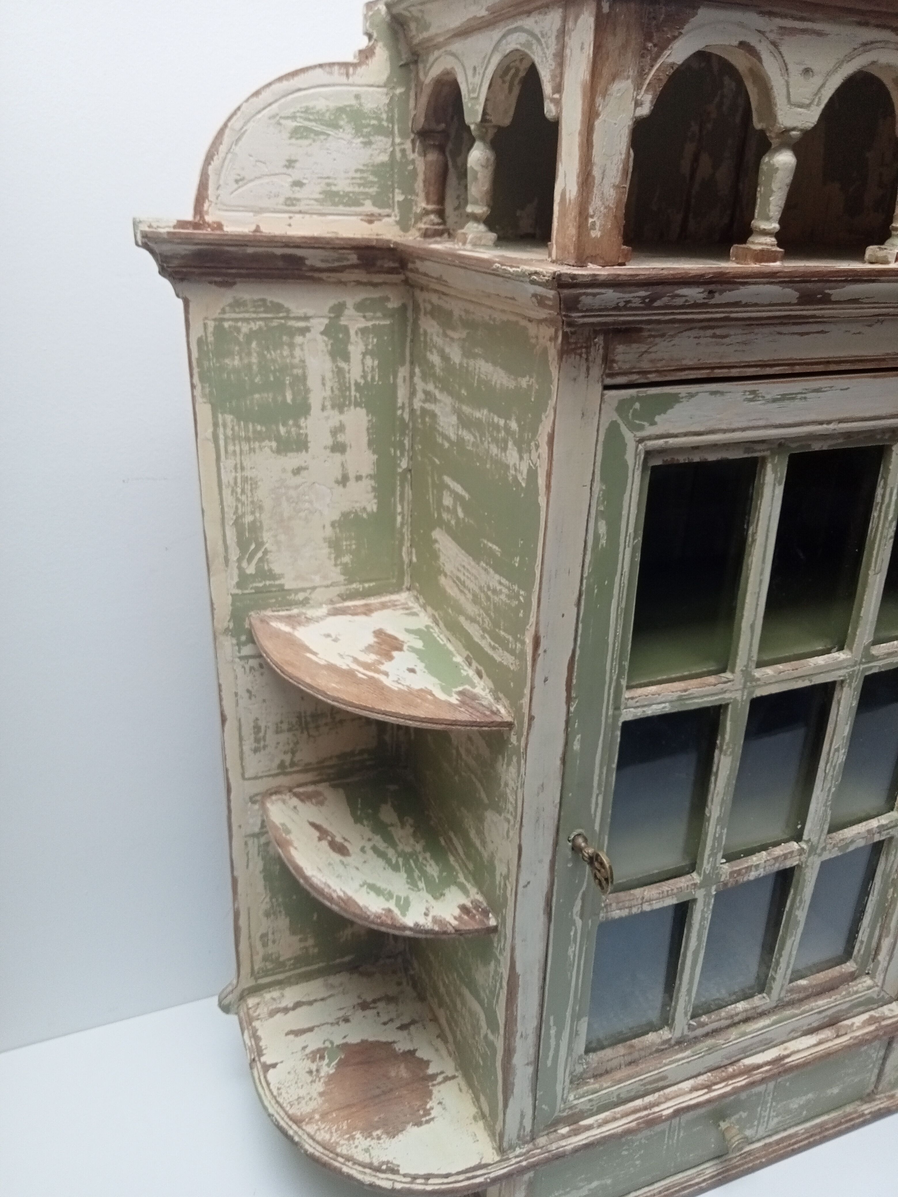 Old showcase to install or hang