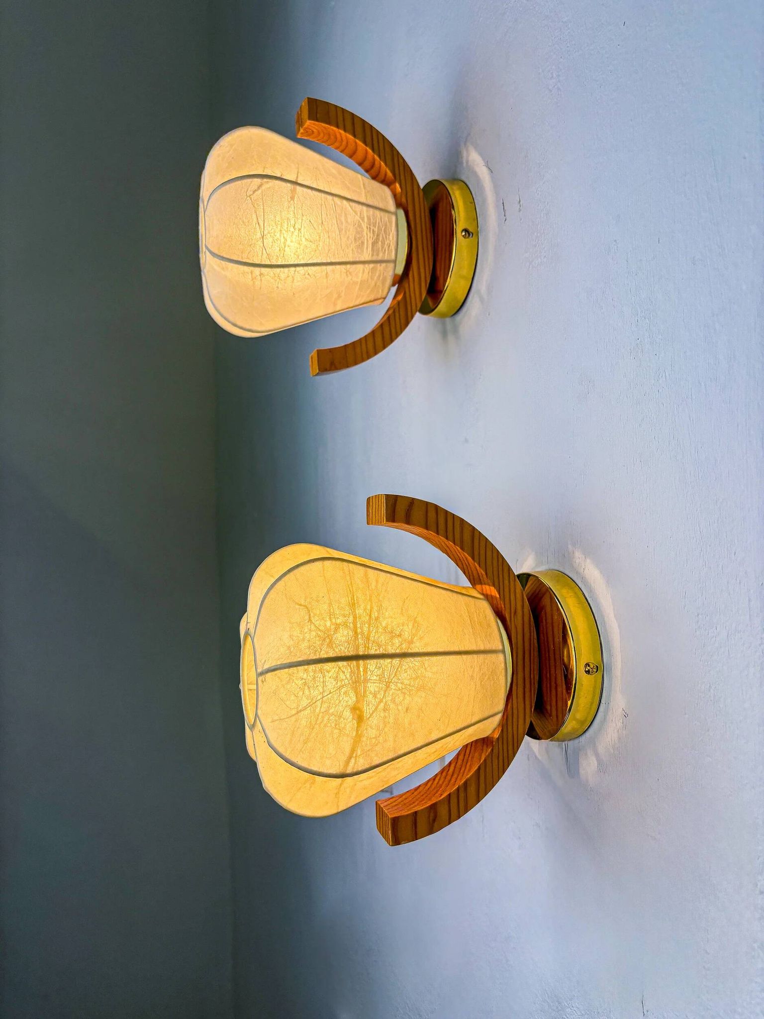 Pair of pear-shaped "Cocoon" wall sconces, resin and pine wood, Italy, 1970s