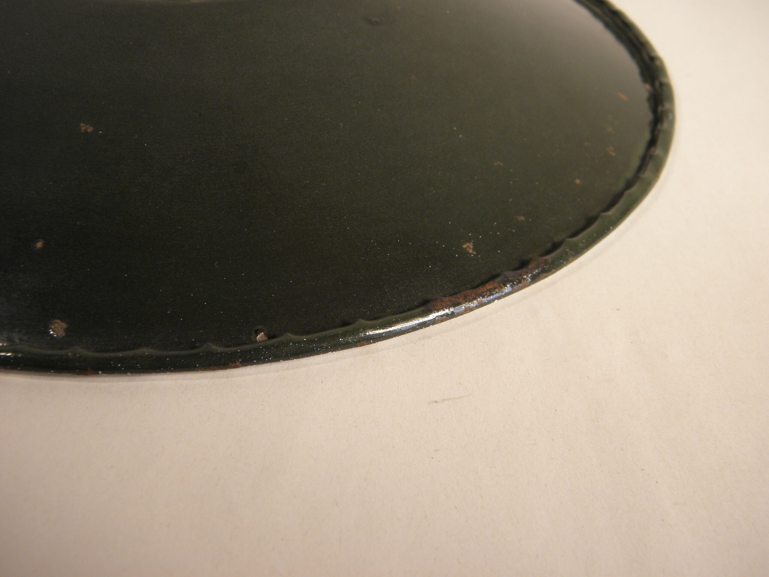 Enamelled sheet metal suspension
