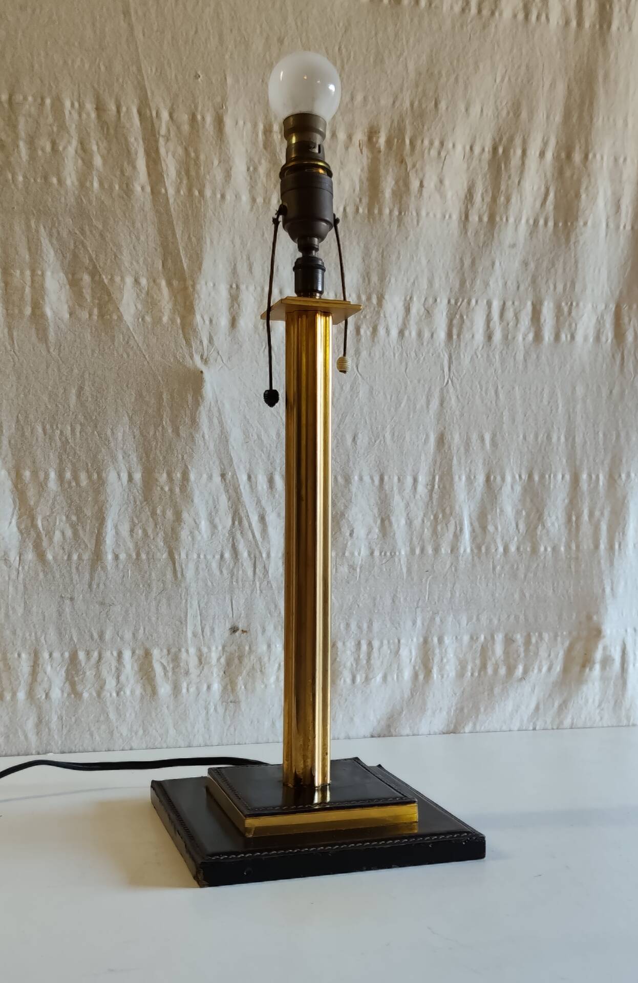 Table lamp base in leather and brass - 50s design