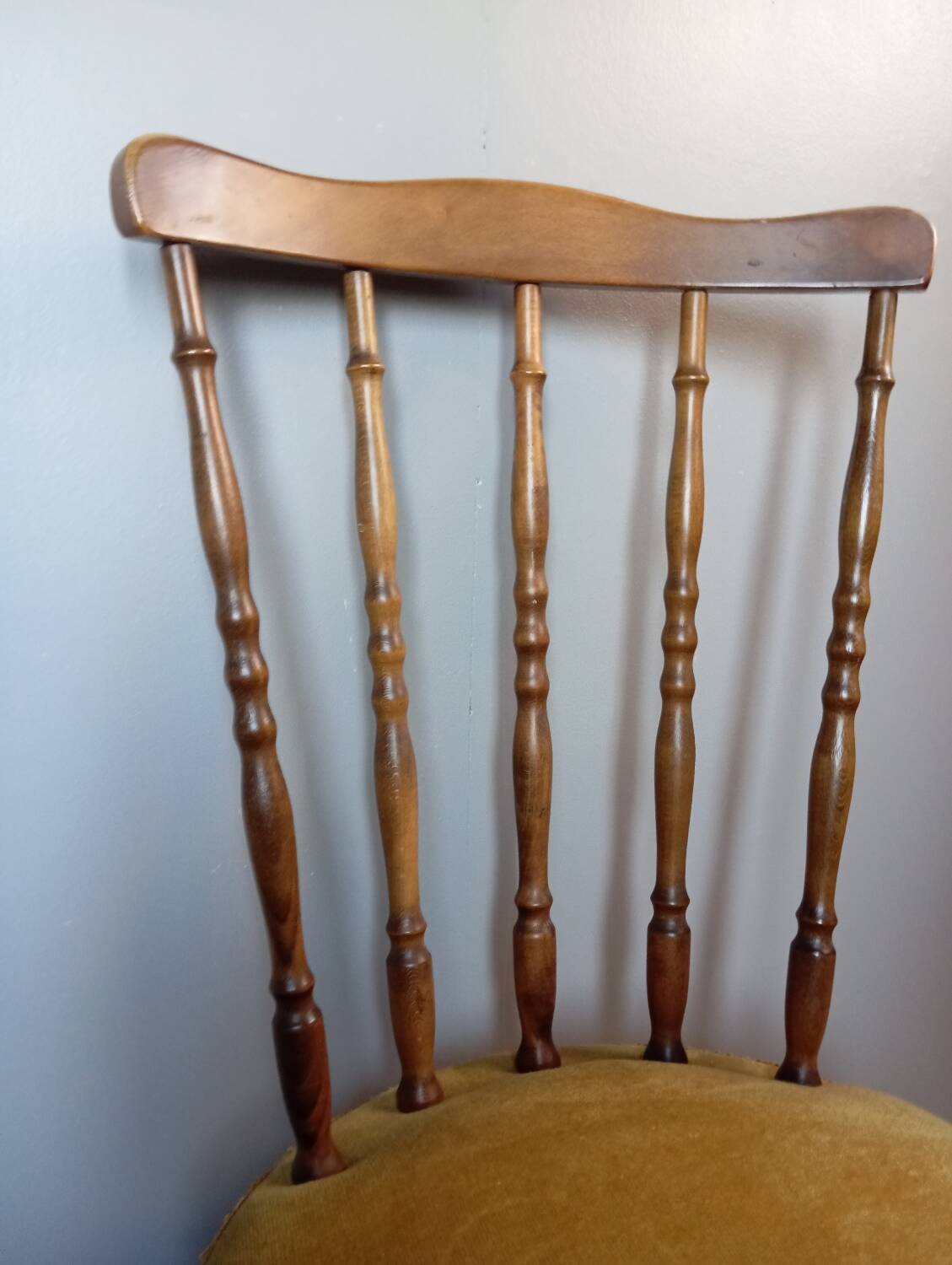 Vintage chair in turned wood and gold velvet, 1960
