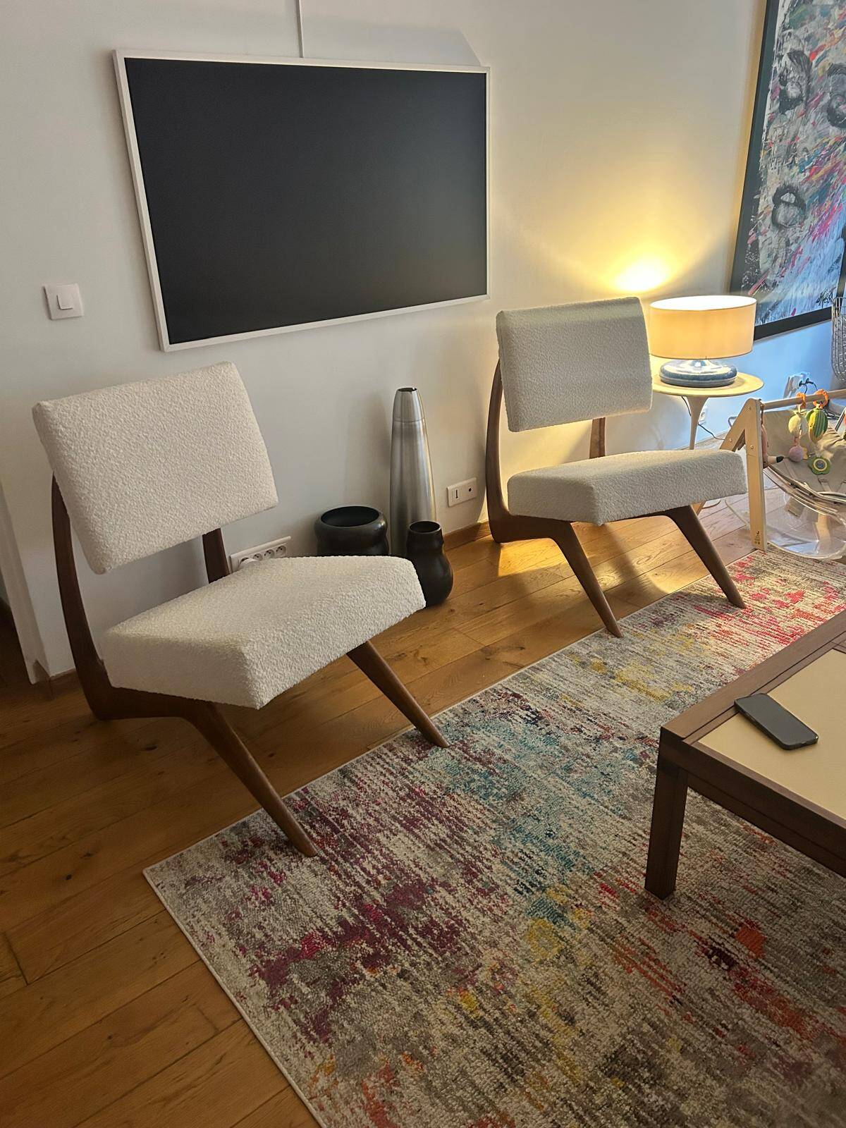 Paire de fauteuils en noyer Adrian Pearshall