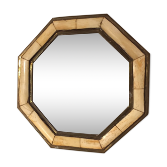 Octagonal brass mirror and veined beige bovine horn 29x29cm