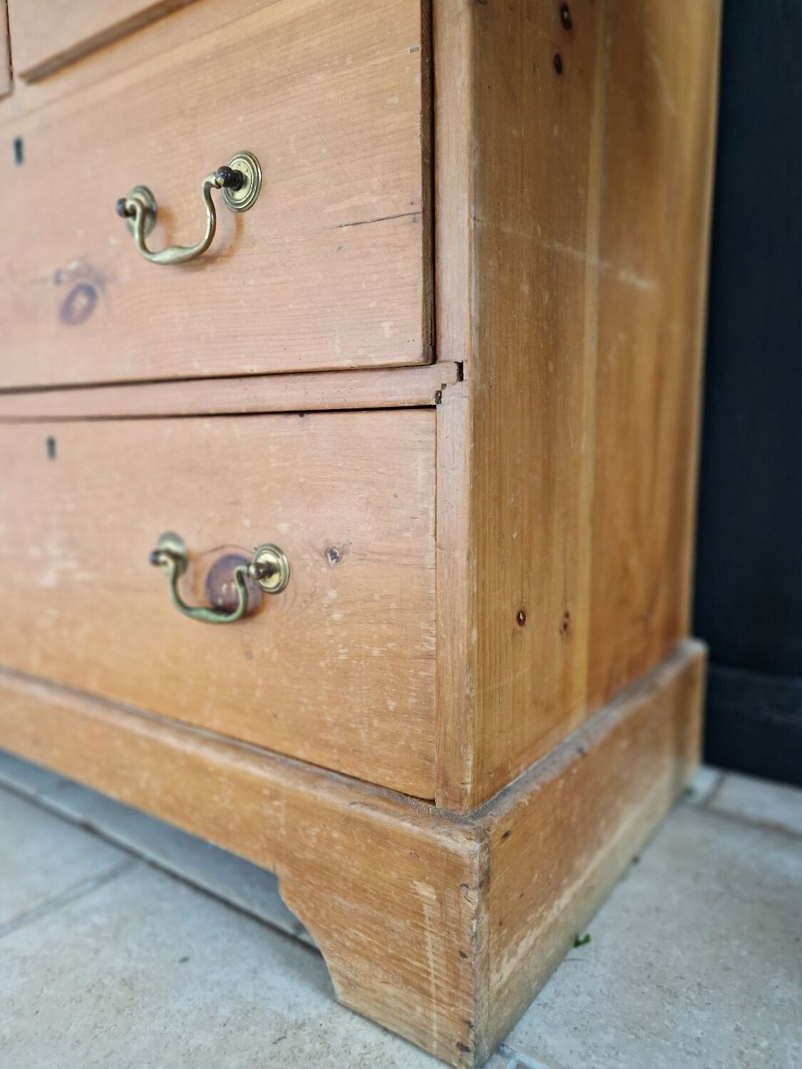 Pine chest of drawers