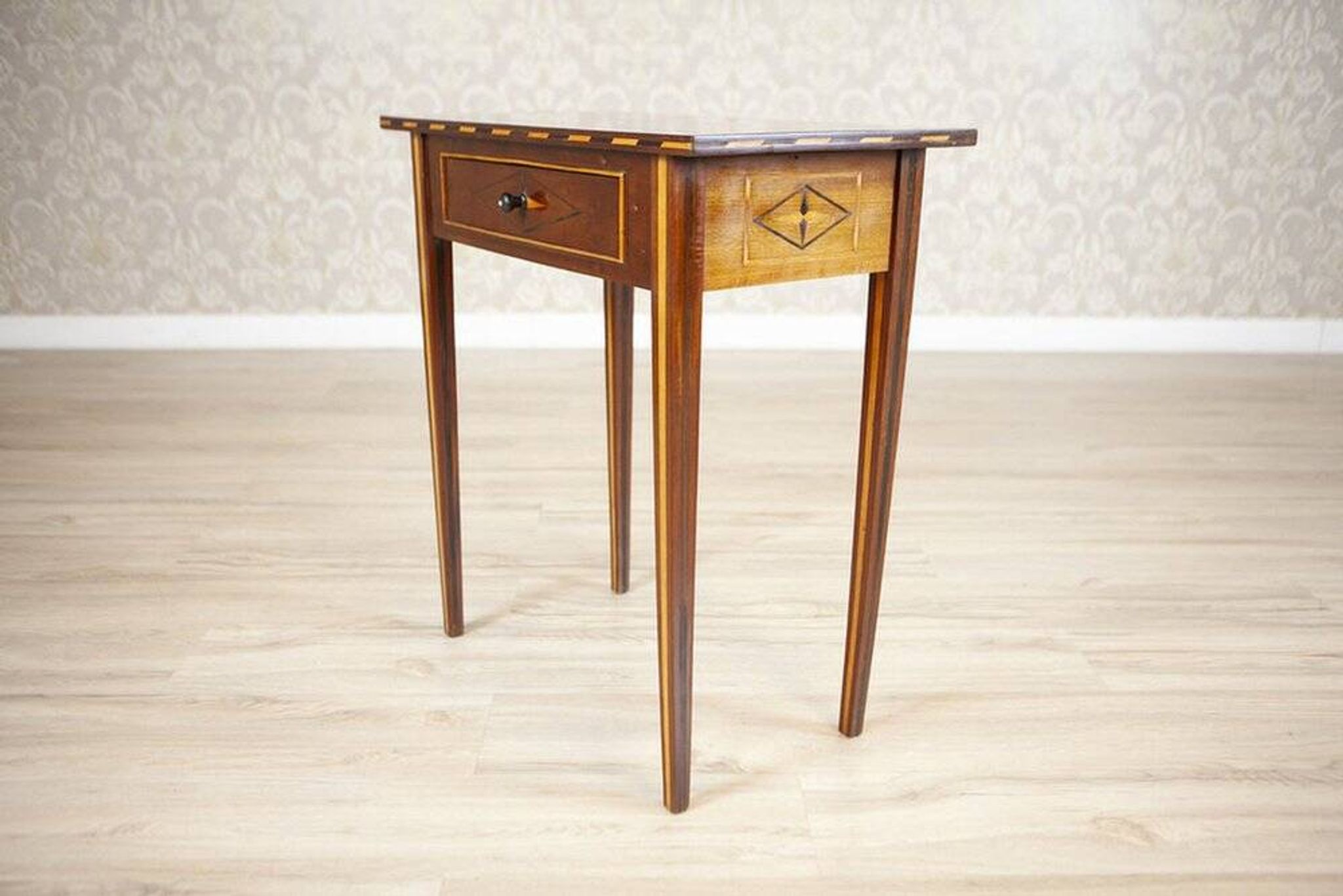 Table d'appoint incrustée du 19ème siècle