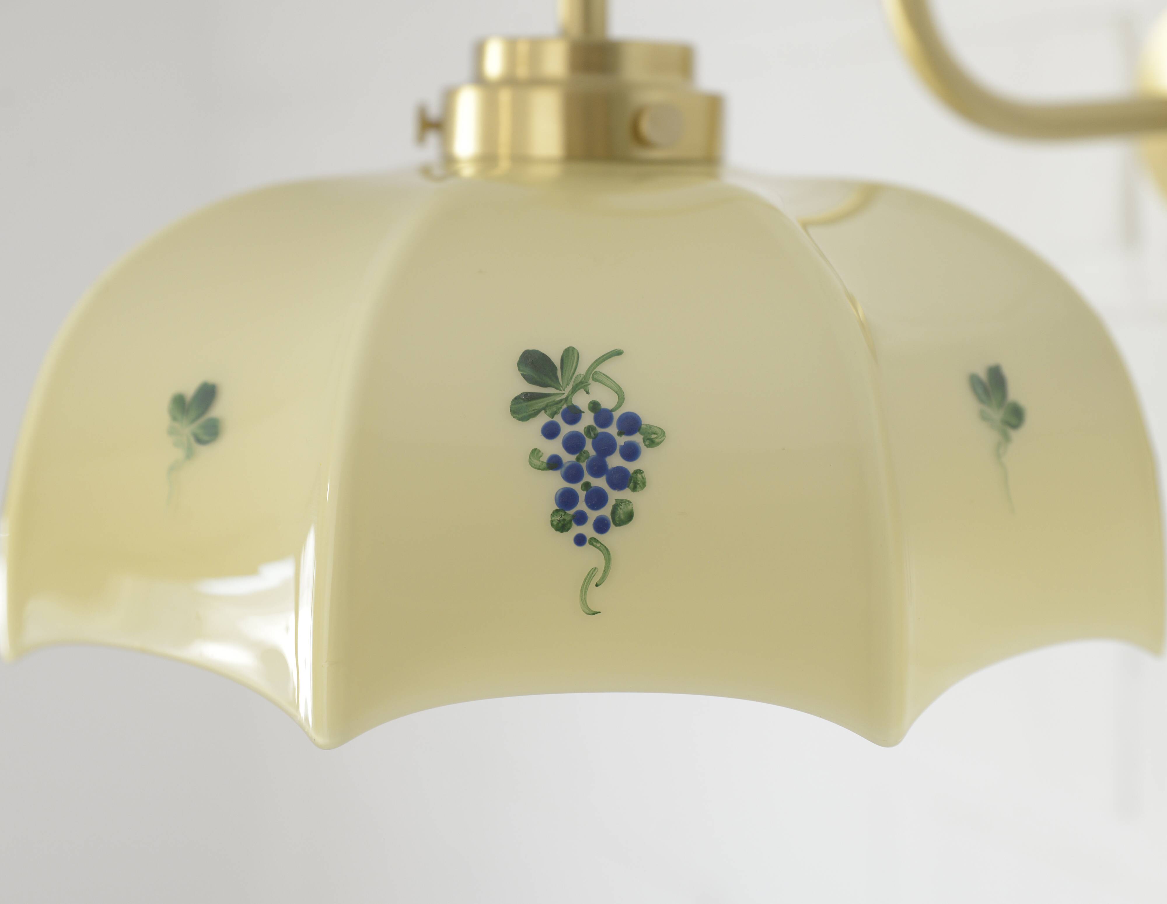 Applique murale vintage en verre beige, style années 1950, avec col de cygne et luminaire en laiton.