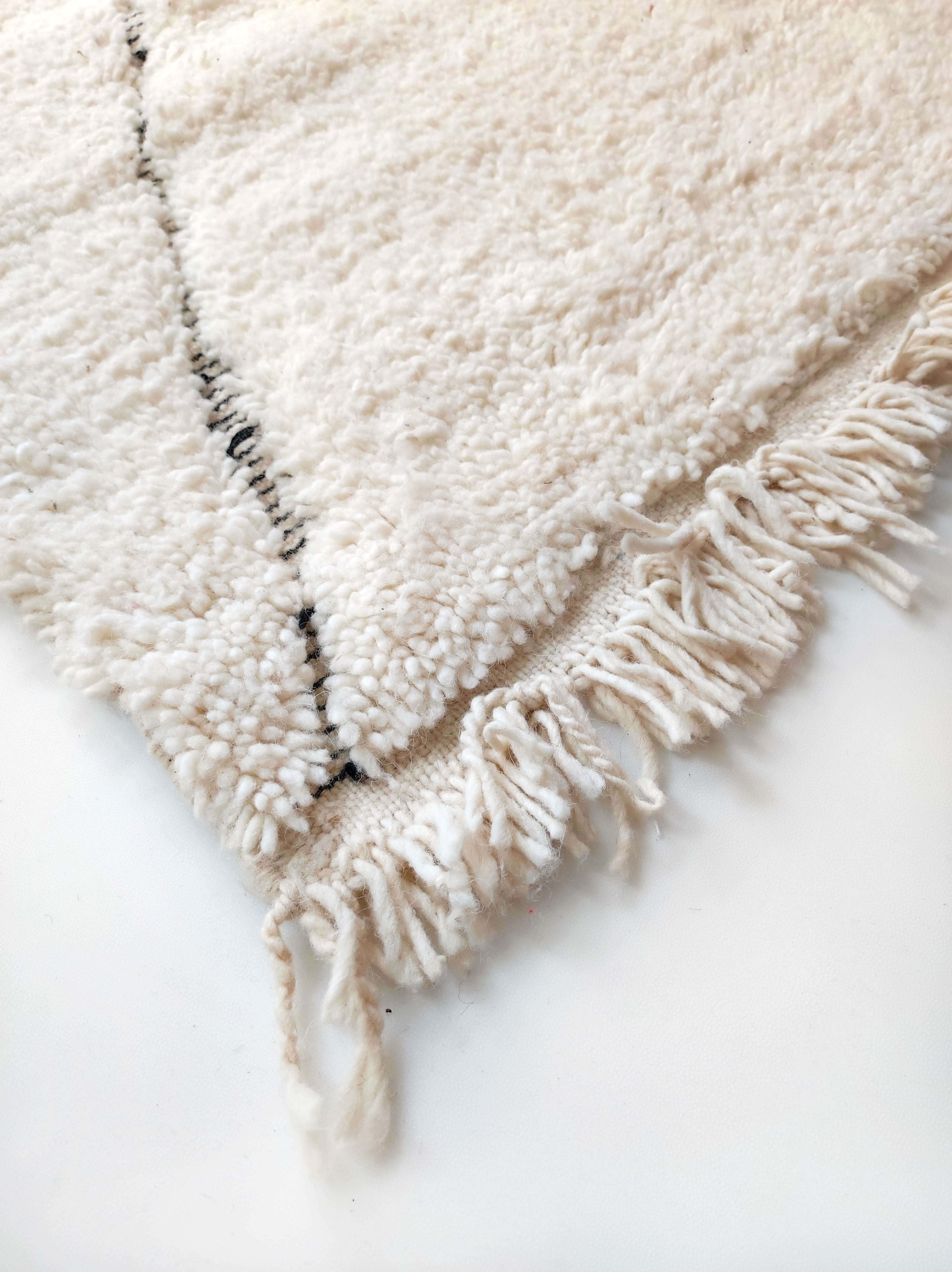 Moroccan Berber carpet Beni ouarain ecru with black diamonds engraved 295x198cm