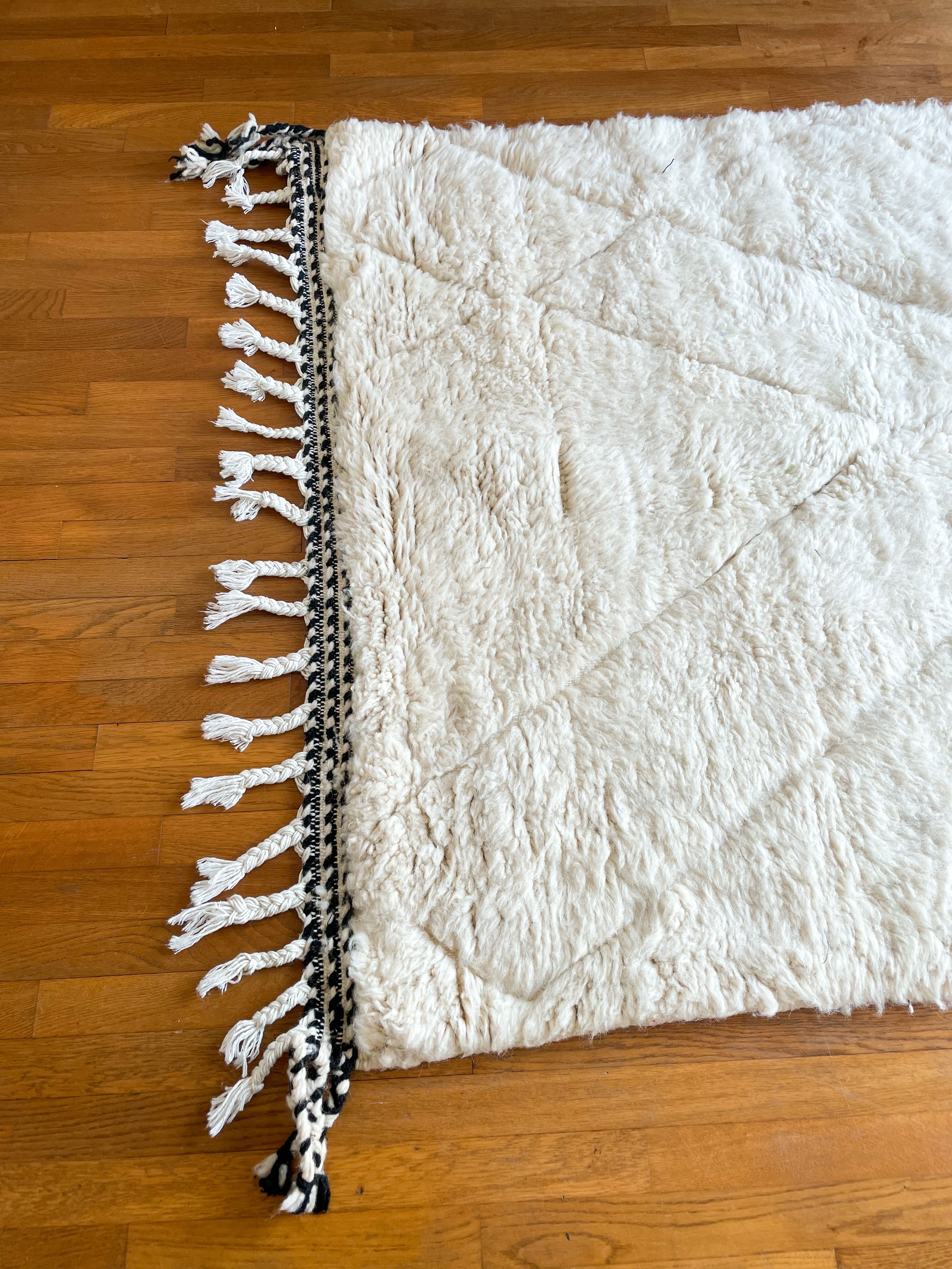 Berber carpet blessed white ouarain patterns with reliefs and black finishes