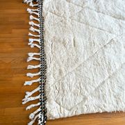 Tapis berbère béni ouarain blanc motifs à reliefs et finitions noires