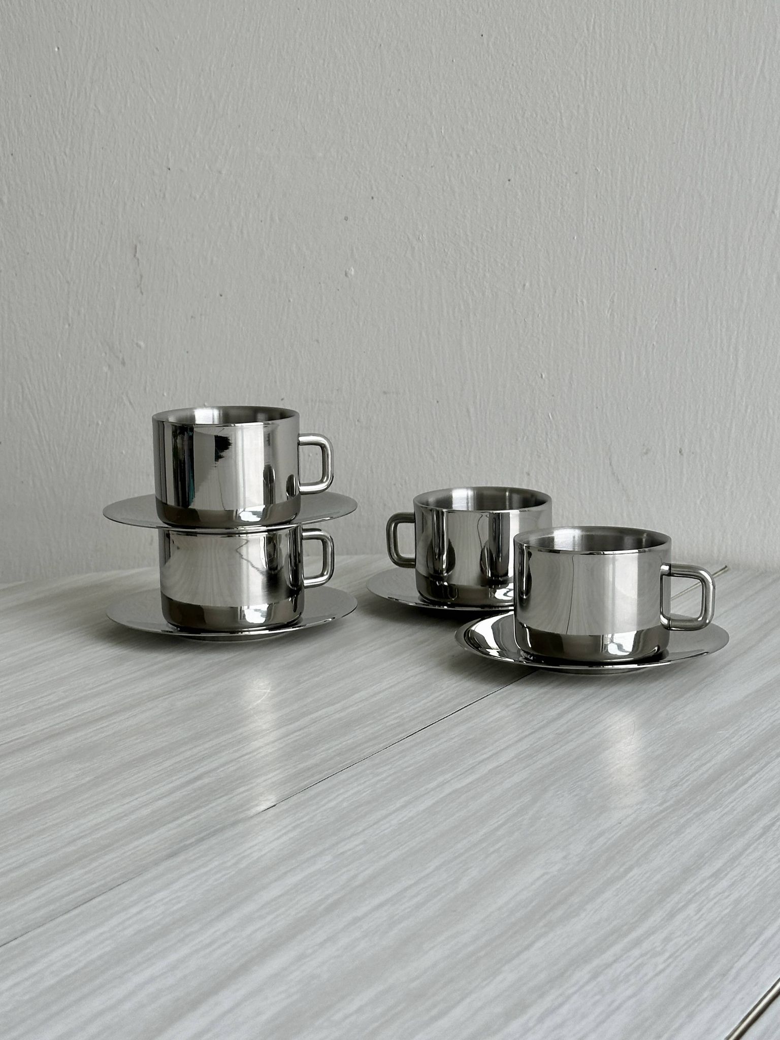 Lot de 4 tasses à café en inox avec sous-tasses