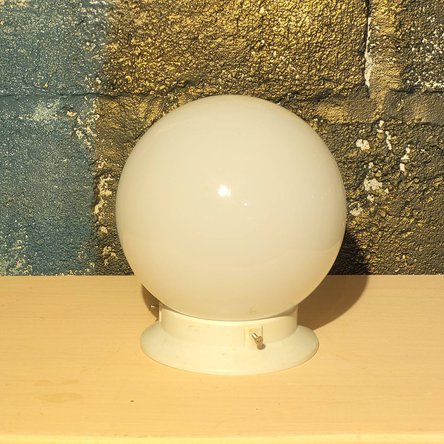 Applique ou plafonnier globe en opaline vintage