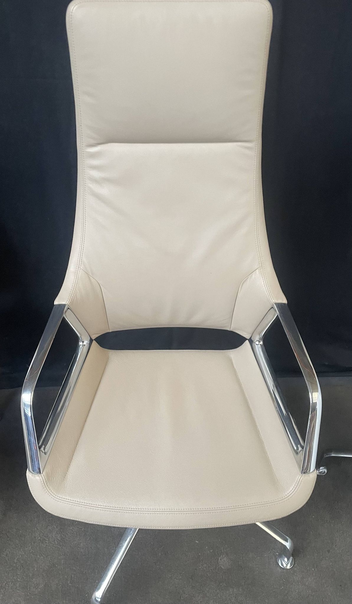 Wilkhan chair graph 302/5