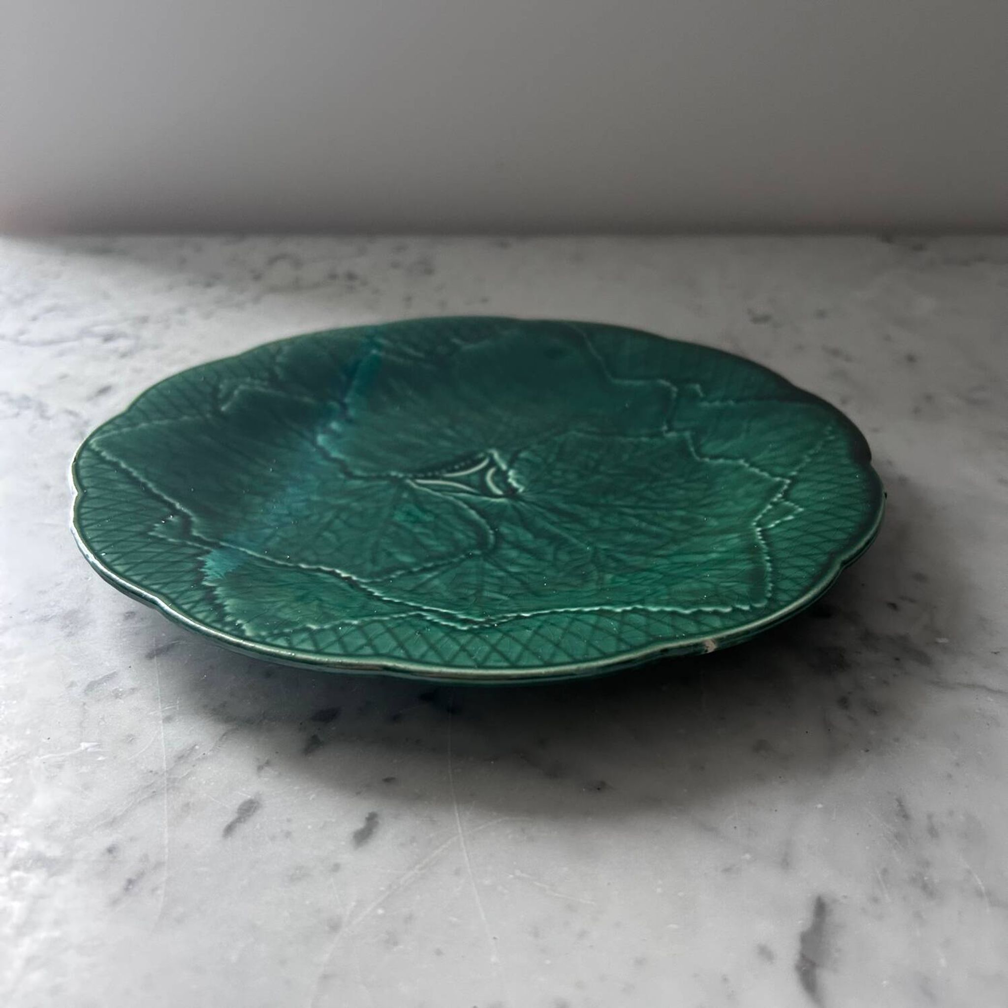 Dish in slipware with vine leaves