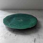 Dish in slipware with vine leaves