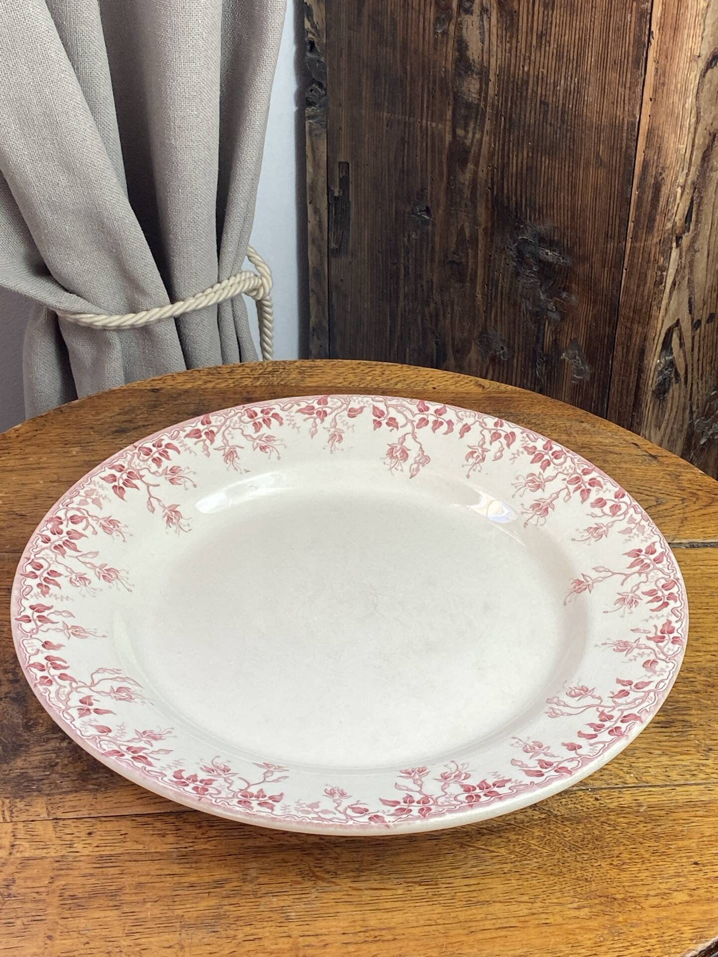 Plat rond en terre de fer