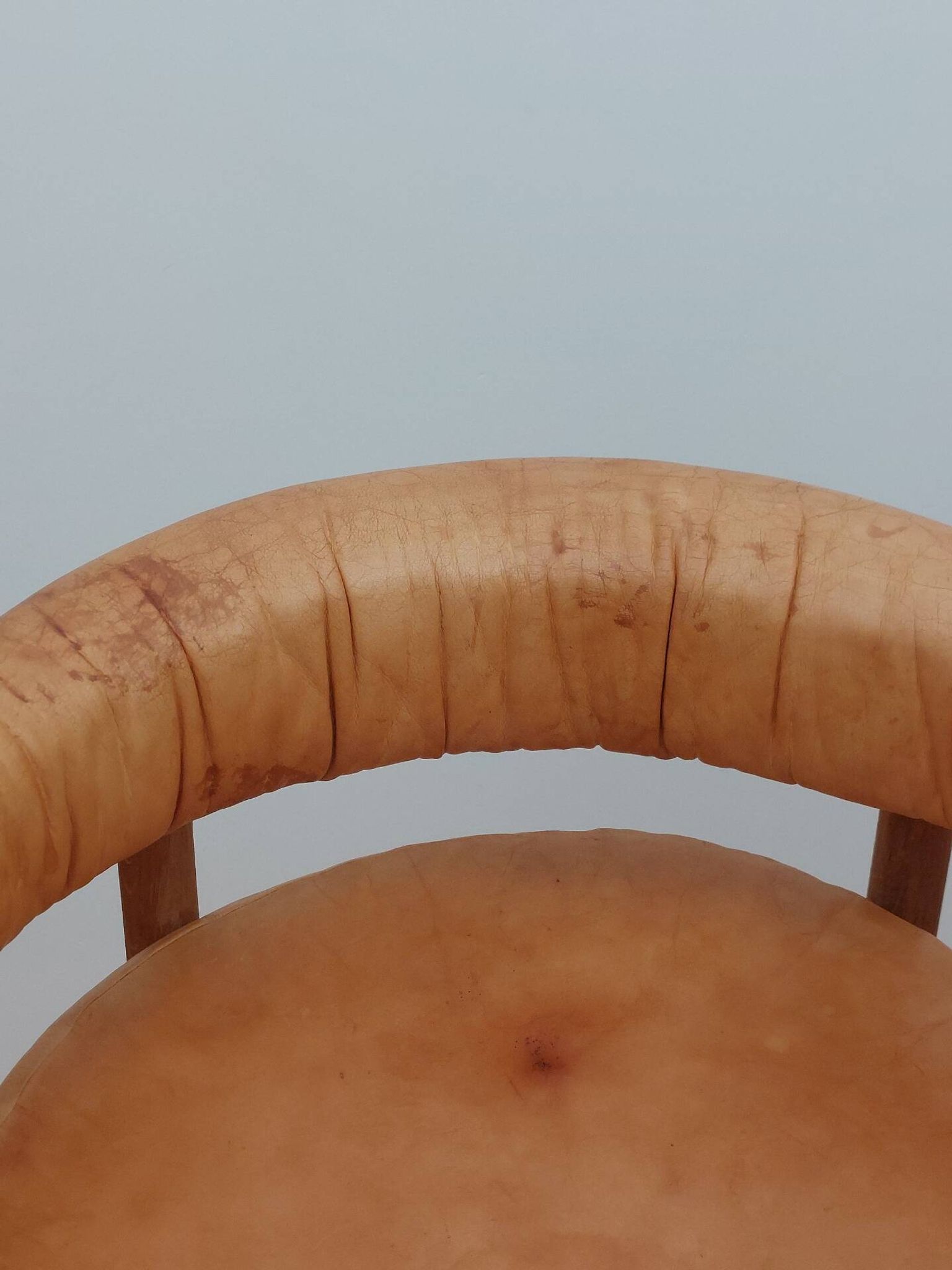 Chaise de trône en bois vintage, fauteuil en cuir cognac.