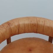 Chaise de trône en bois vintage, fauteuil en cuir cognac.