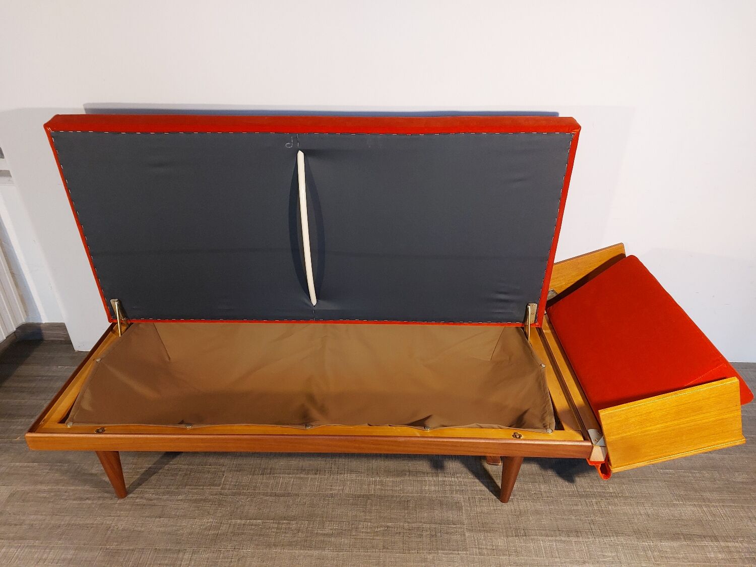 Daybed norvégien par Ekornes, en teck et tissu rouge, 1960