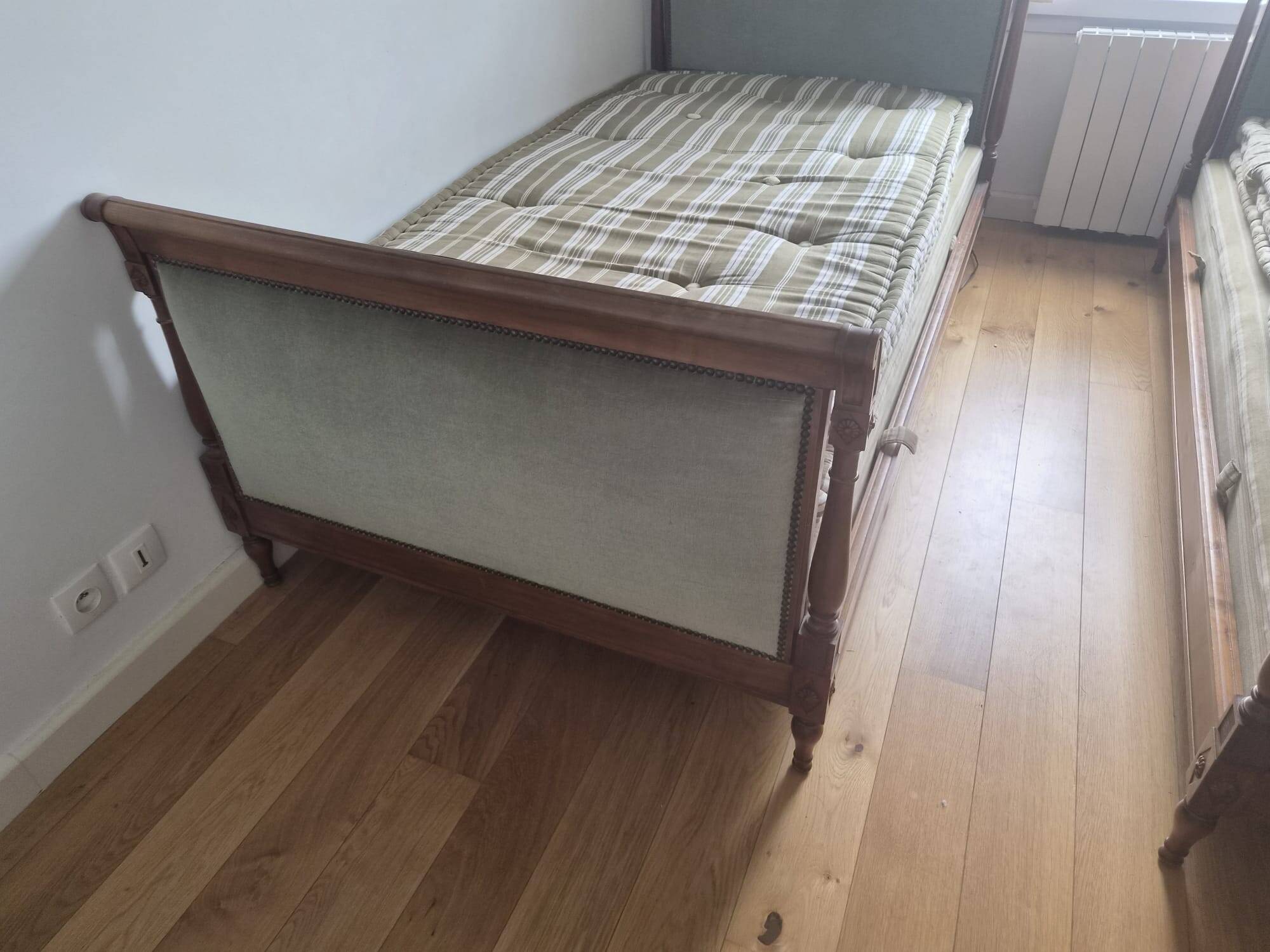 Paire de lits bateau Louis Philippe en bois massif sculpté & velours vert v