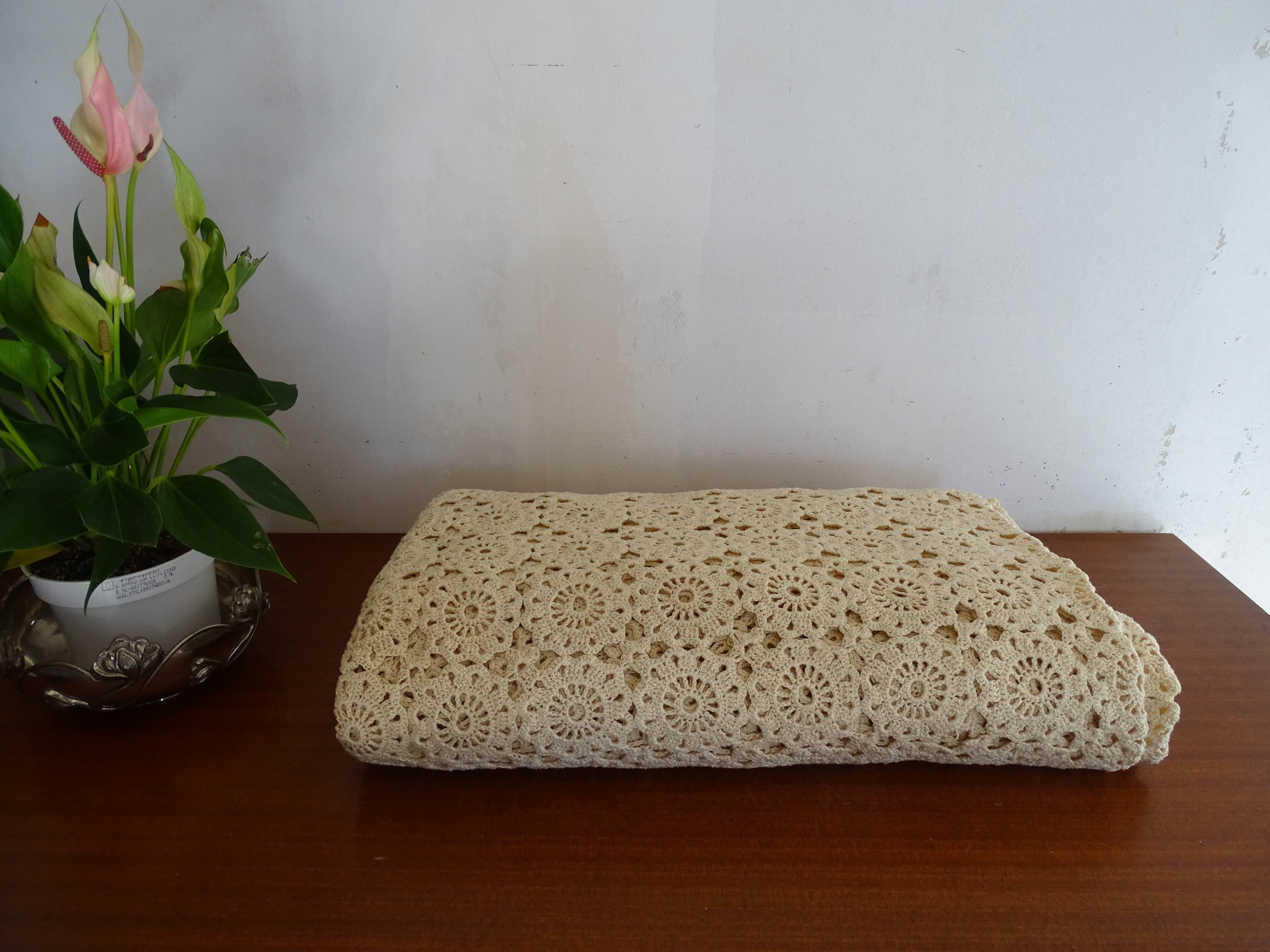 Ancien couvre lit au crochet beige fleurs 205 x 170 cm