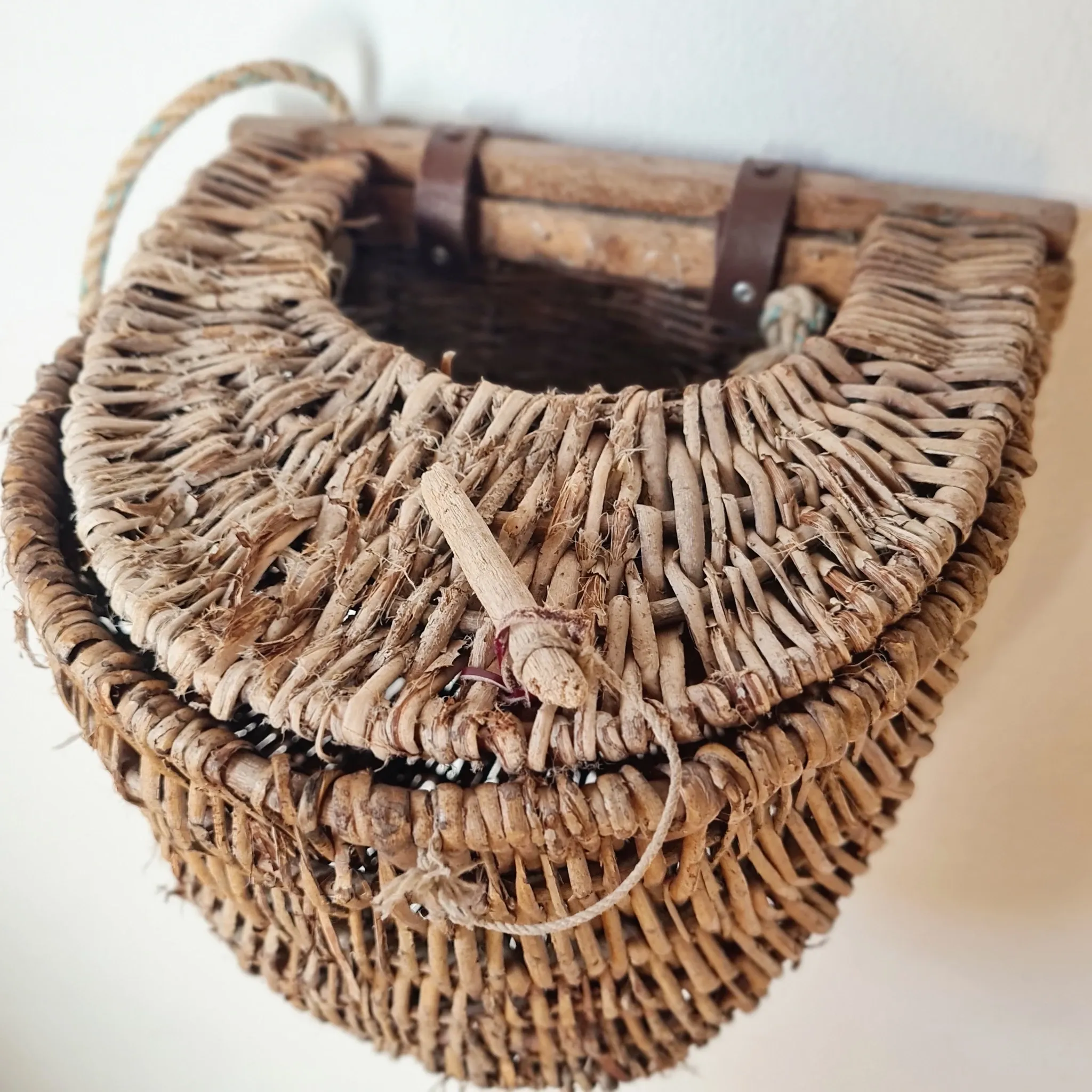 Vintage woven wicker fisherman's bag – Wall rattan basket