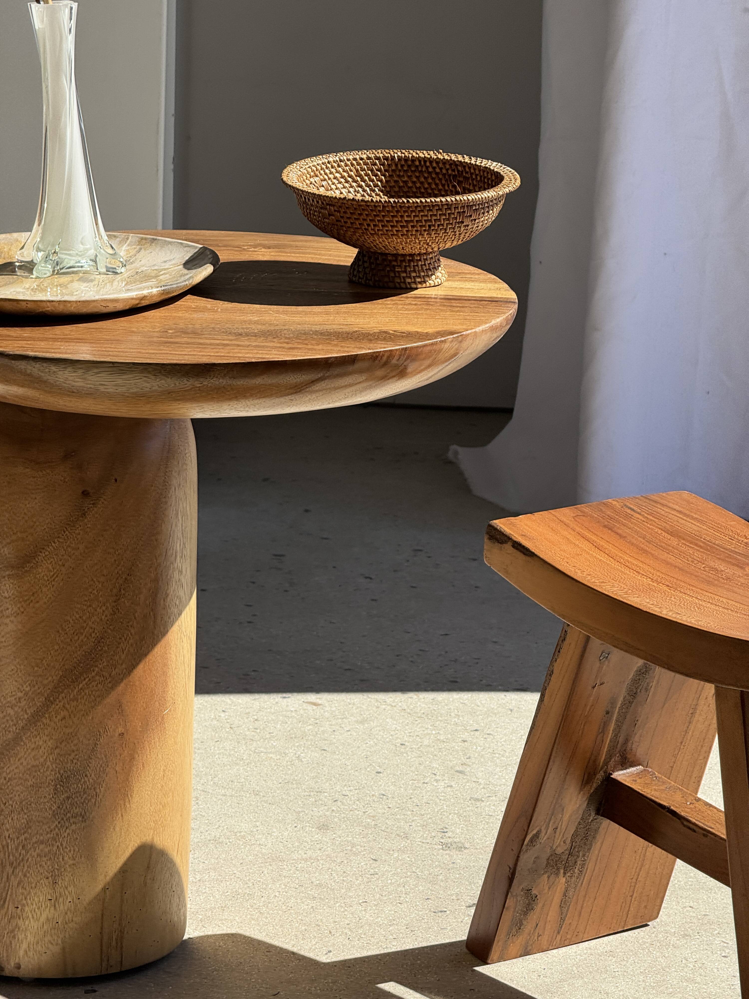 Side table in solid suar with a circular top, column base H51.5 D50.