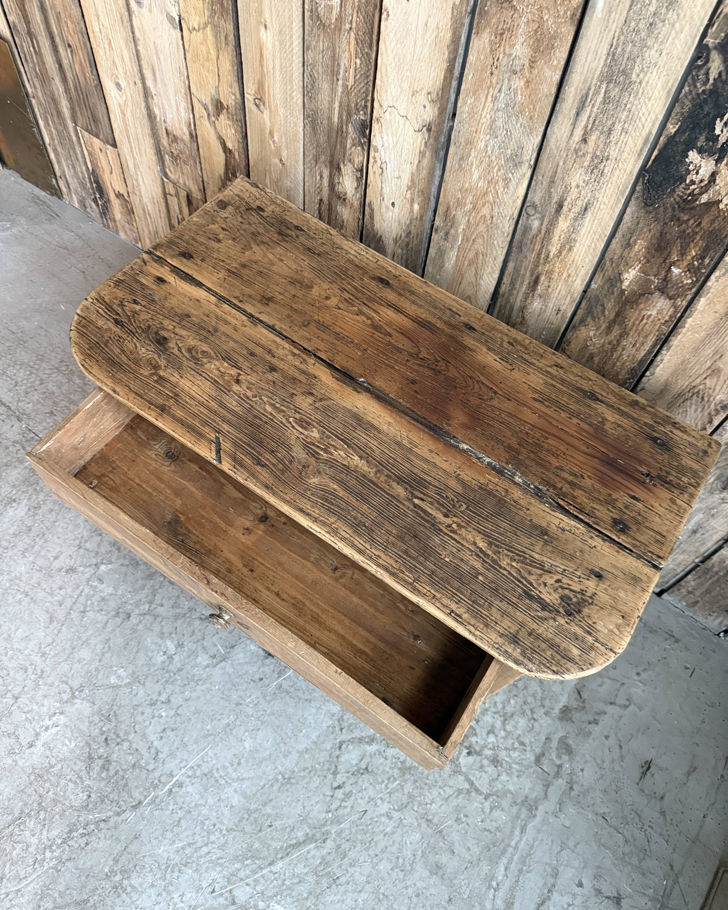 Petite console ou table de chevet en pin massif (rénovée)