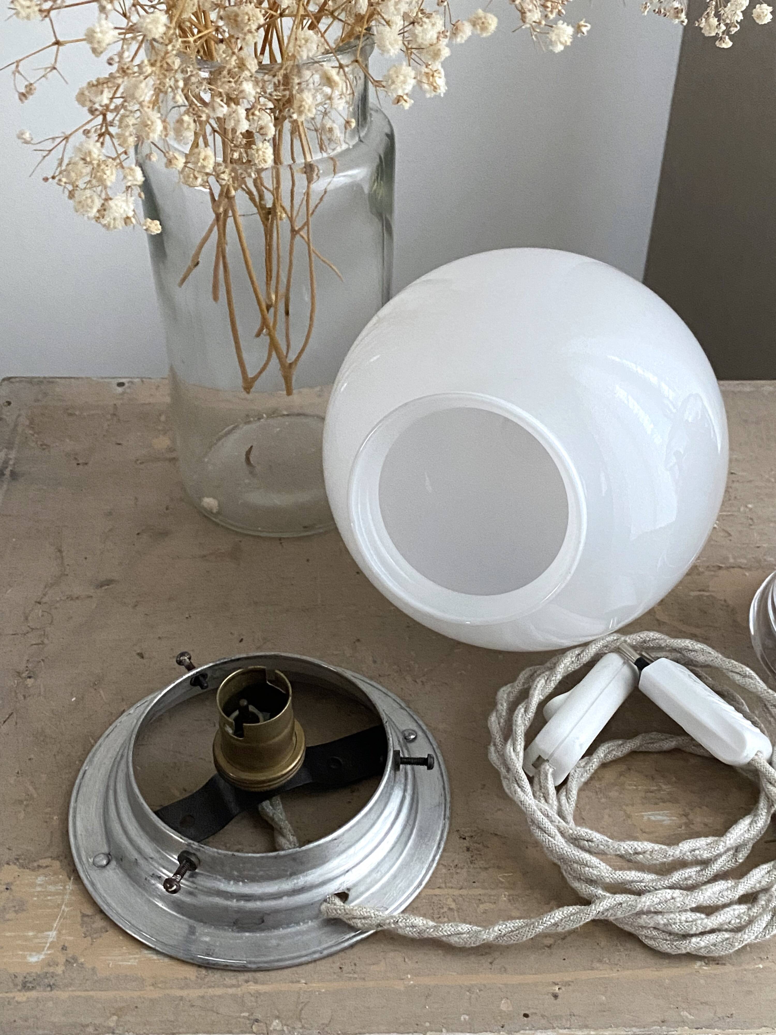 Petite lampe à poser globe opaline