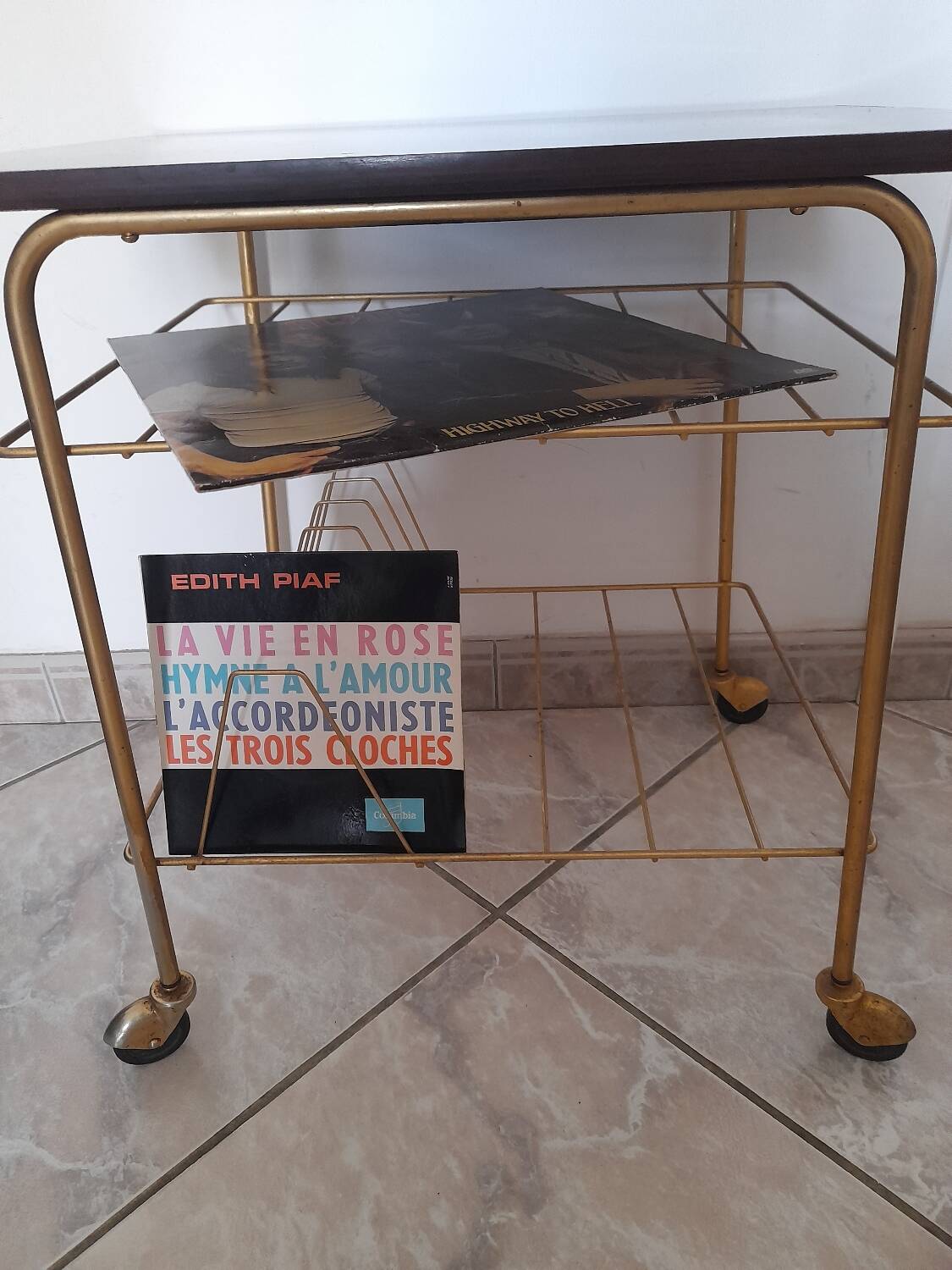 Table roulante - porte-vinyle en formica et métal doré