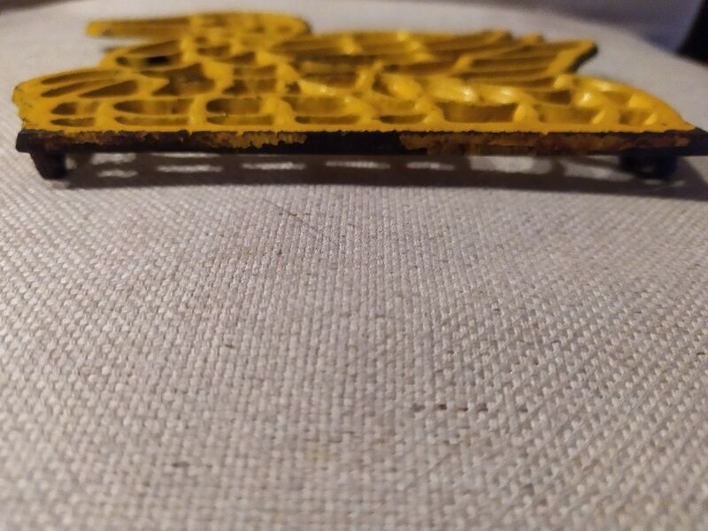 Yellow metal flat bottom patiné vintage old duck shape