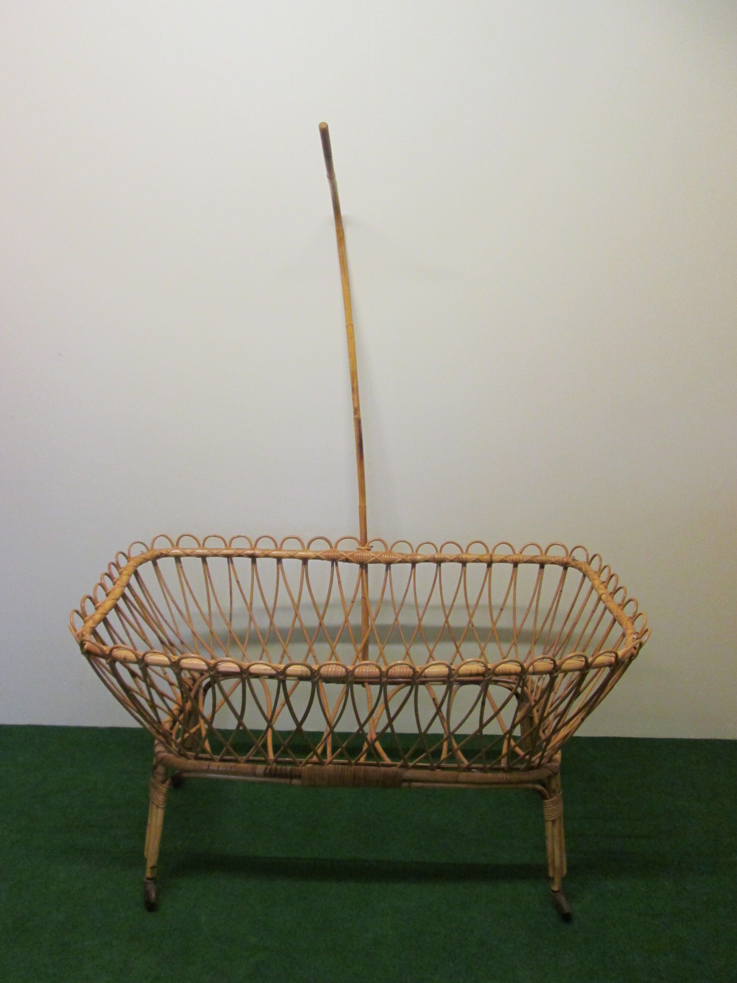 Lacrosse rattan cradle