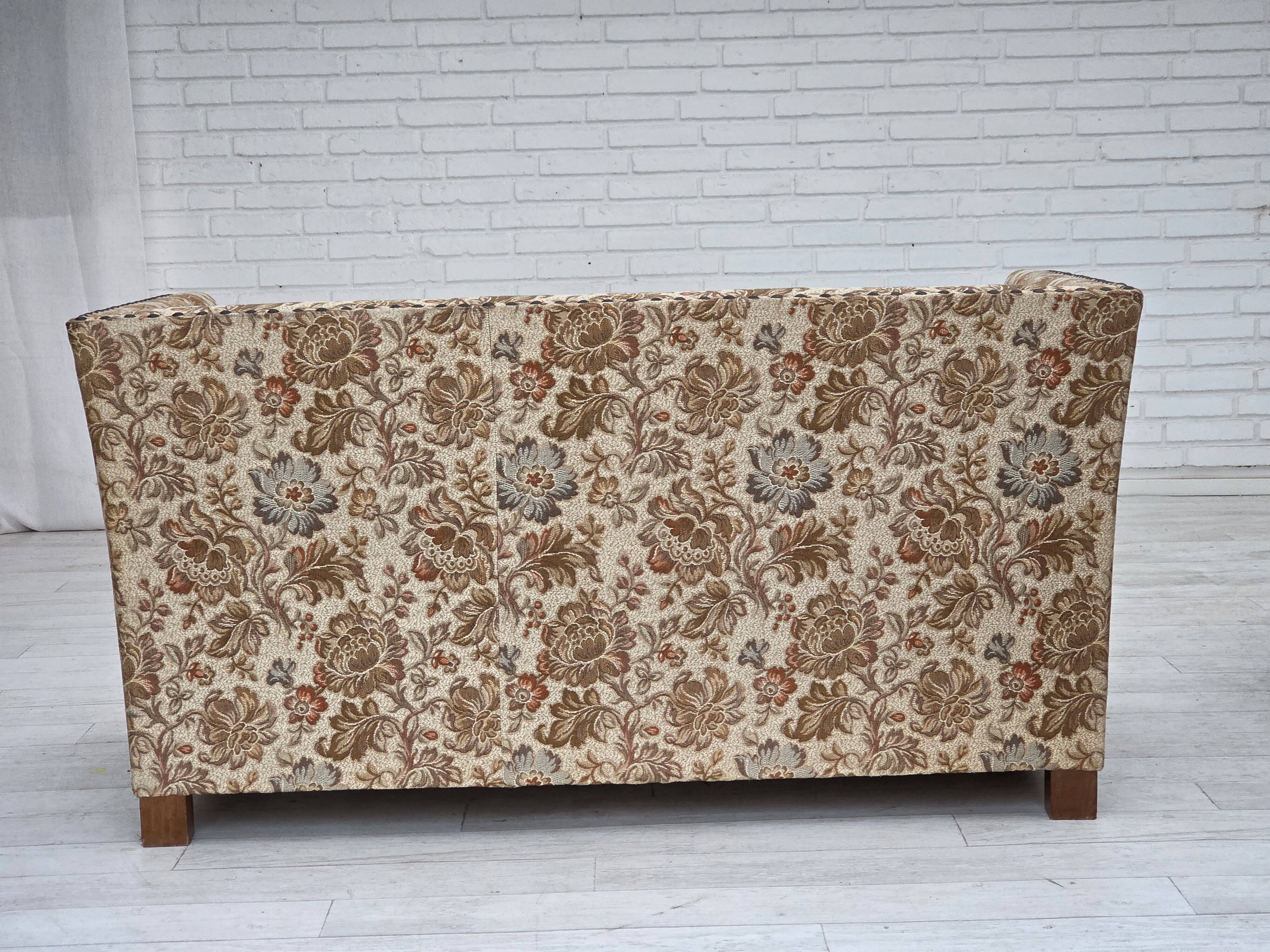 Canapé 2 places danois des années 1950, tissu en beige/marron, bois de chêne.