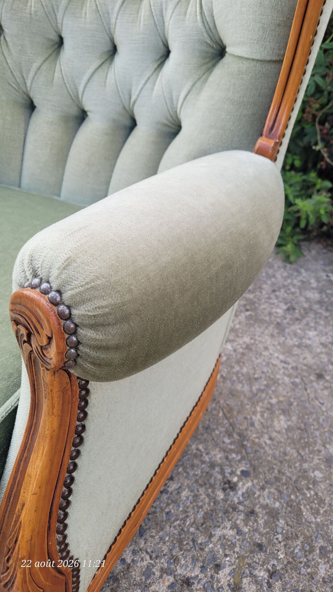Fauteuil ancien Louis XV  en velours vert d eau
