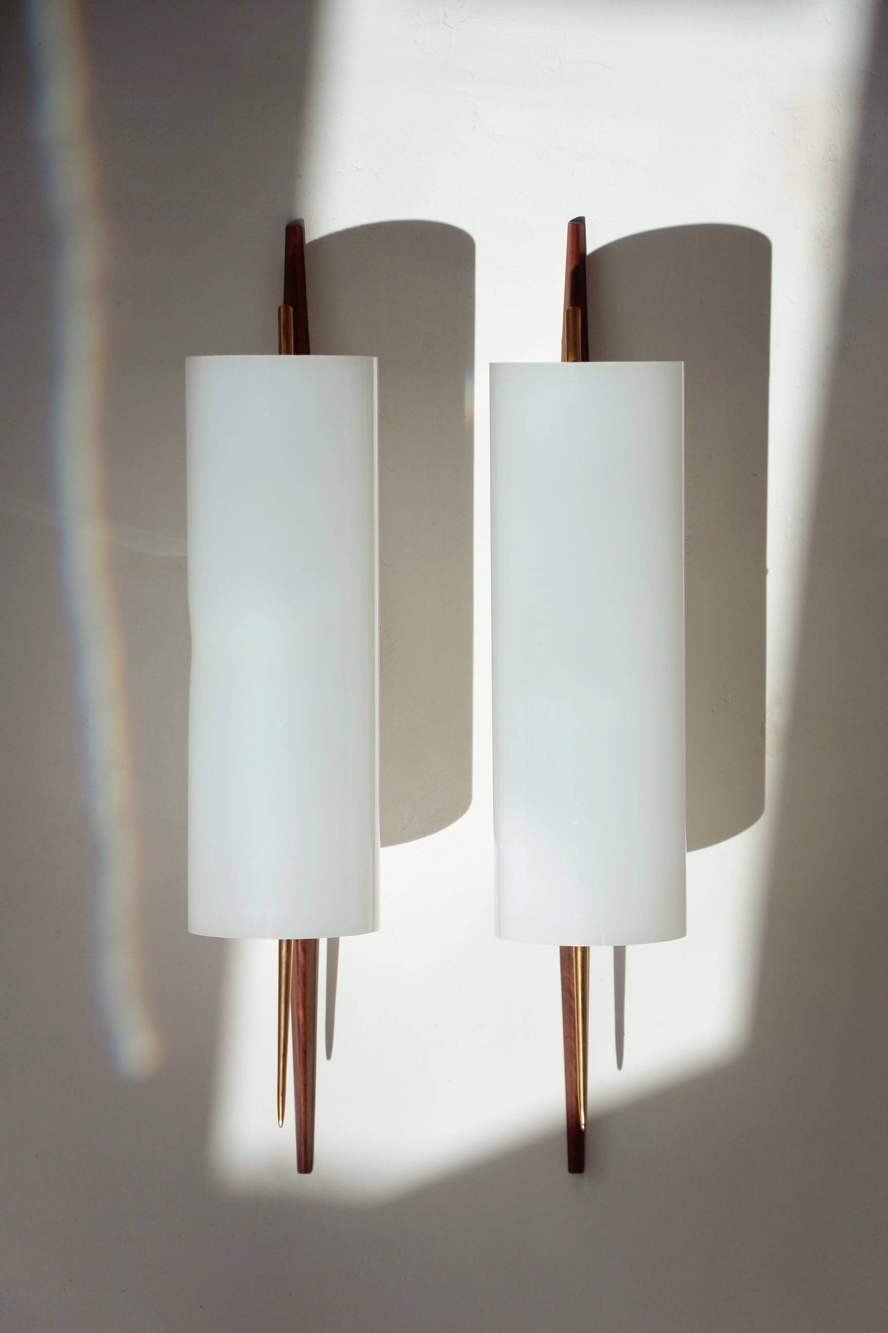 Modernist adjustable wall lights in teak and brass – 1950
