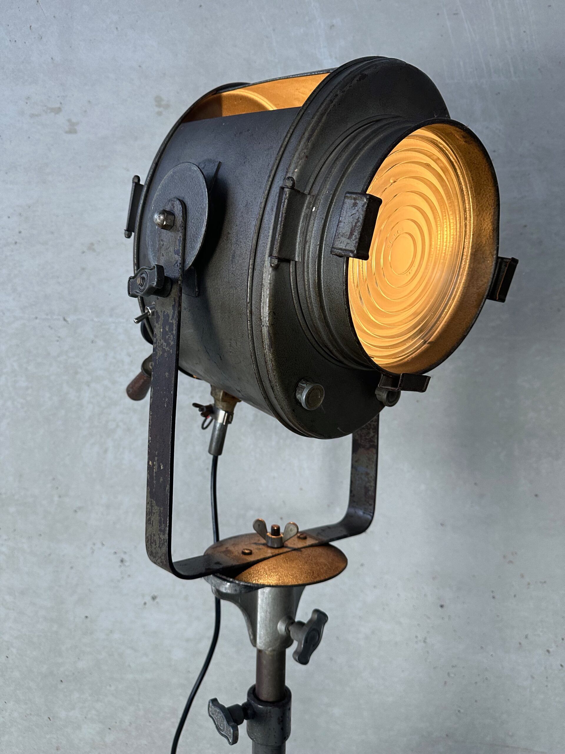 Vintage industrial theatre spotlight on tripod – Cremer